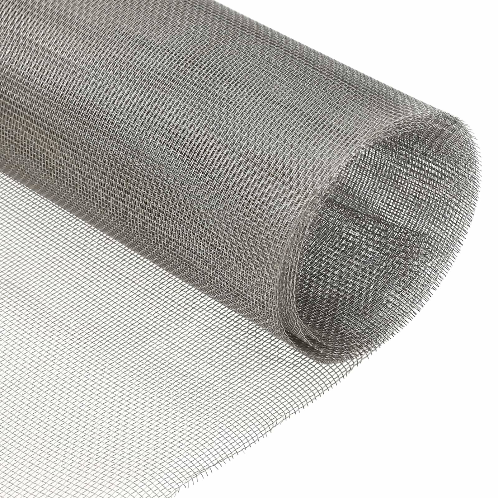 Rolle aus feinem Metallgewebesieb auf weißem Hintergrund, teilweise abgerollt, um die gewebte Textur und flexible Blattform zu zeigen.