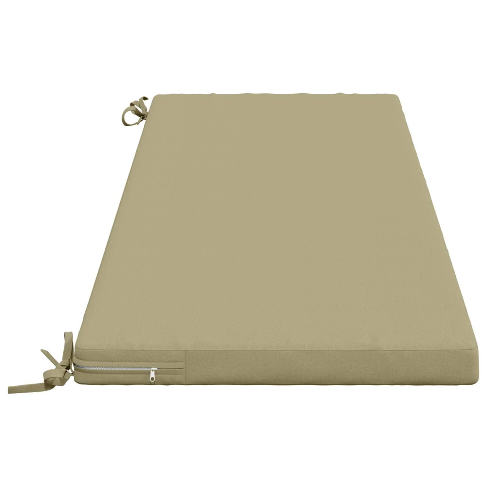 Beige rechteckiges Sitzkissen oder Matte mit Reißverschluss und gebundenen Ecken, auf weißem Hintergrund abgebildet.