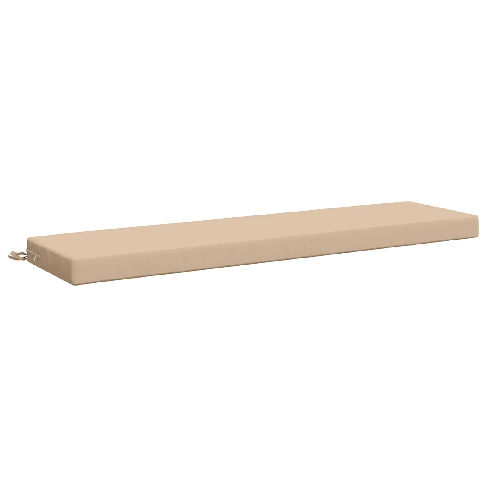 Beige rechteckiges Kissen oder Matratzenauflage auf weißem Hintergrund, in Perspektive dargestellt mit einem kleinen Riemen an einem Ende.