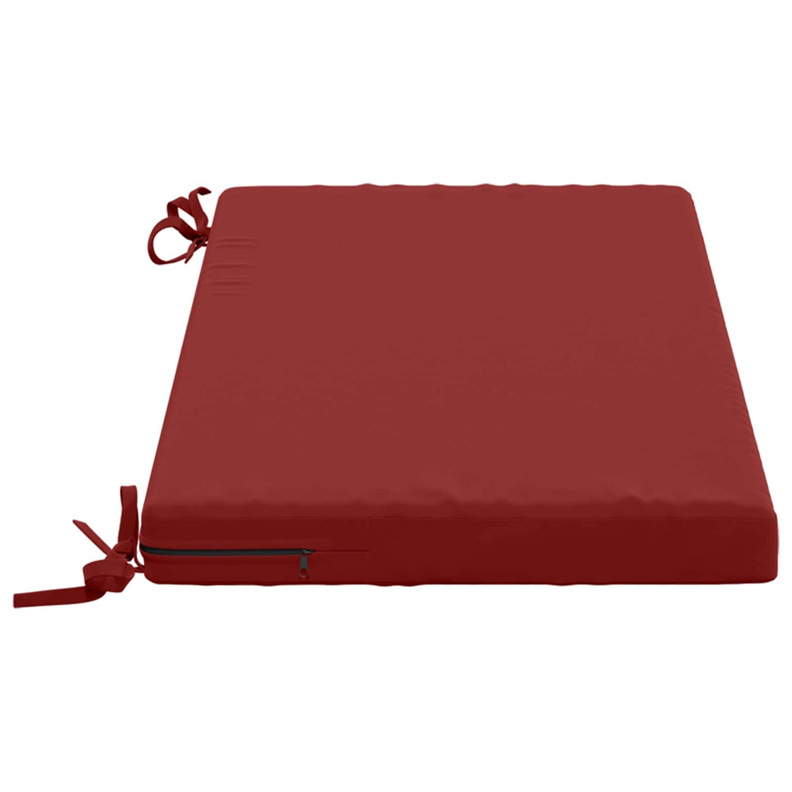 Rotes quadratisches Sitzkissen mit Bändern und einem Reißverschluss auf weißem Hintergrund.