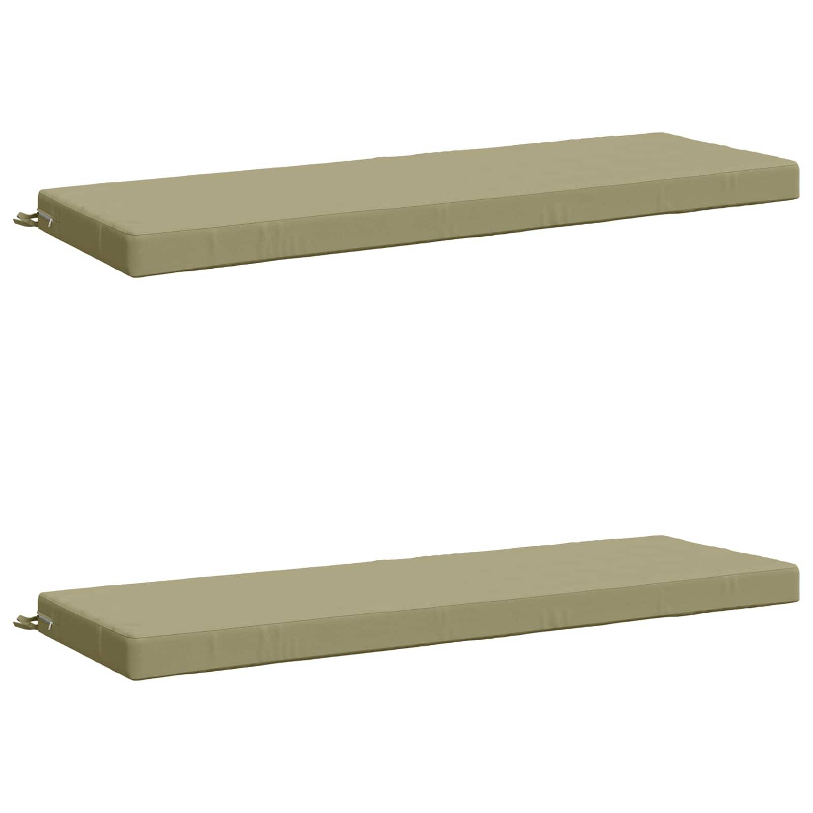Zwei identische beige rechteckige Schaumstoffmatten oder Kissen werden übereinander auf weißem Hintergrund gezeigt.