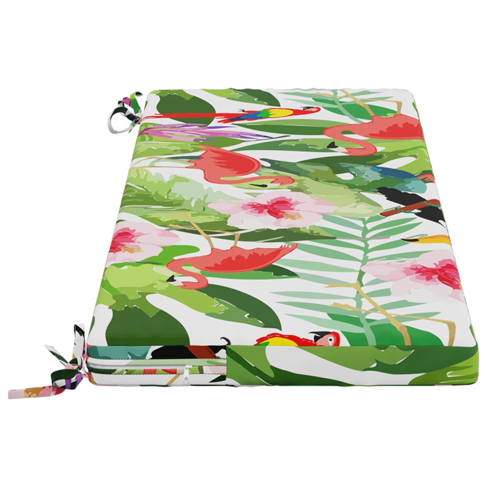 Bunte tropische Kissenhülle oder Sitzkissen mit Reißverschluss, verziert mit Blättern, Blüten und Vögeln auf weißem Hintergrund.