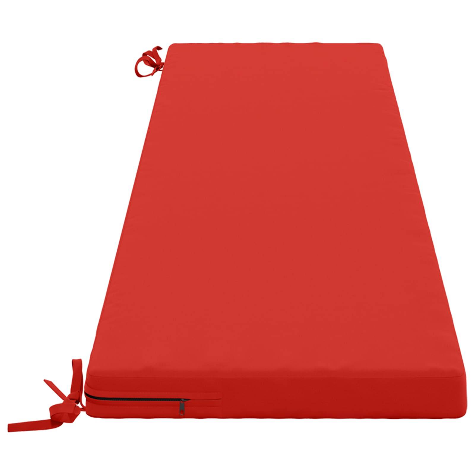 Rote rechteckige faltbare Bodenmatte oder Sitzkissen mit Riemen, gezeigt auf weißem Hintergrund.