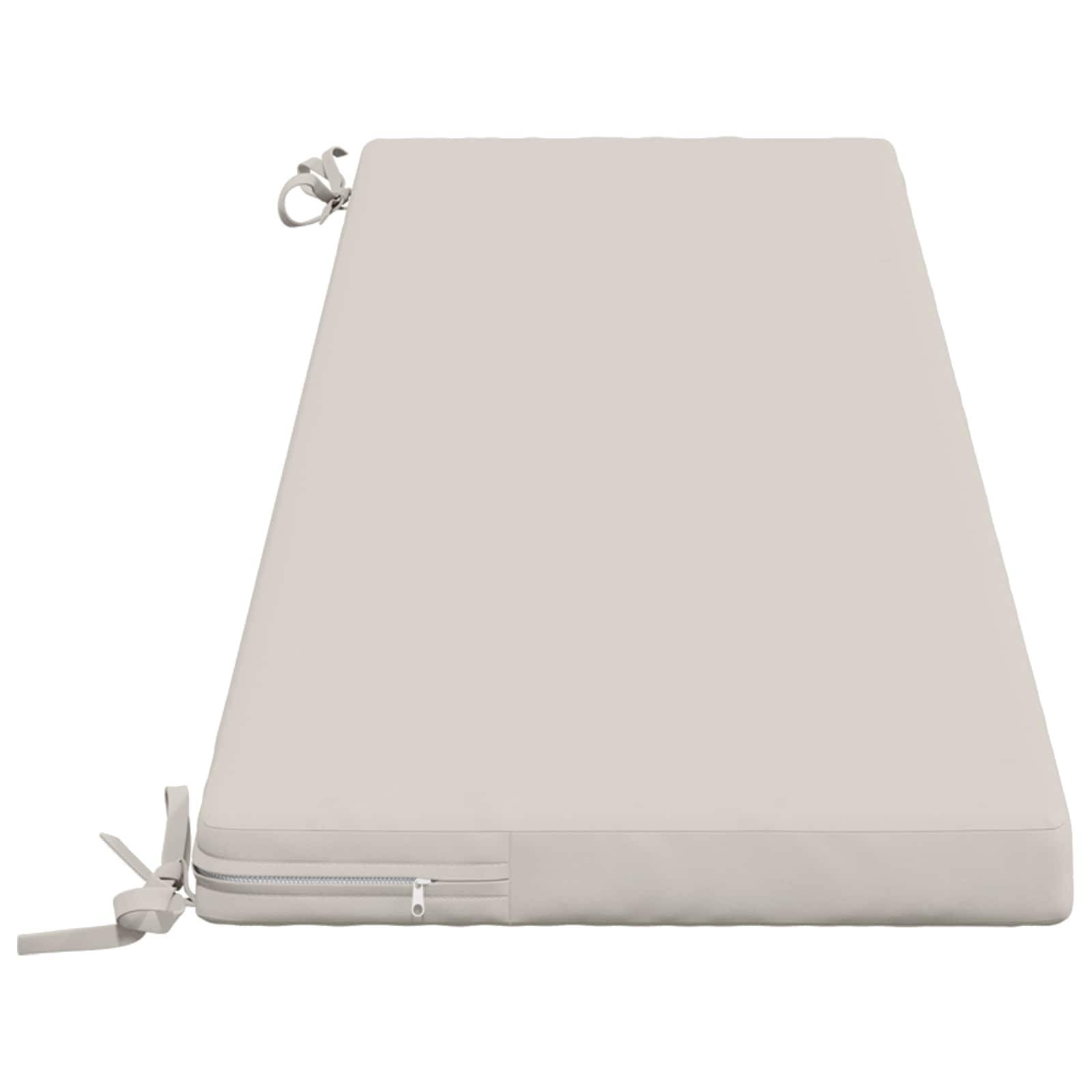 Beige Keilkissen oder Kissen mit Reißverschluss und Trageöse auf weißem Hintergrund.