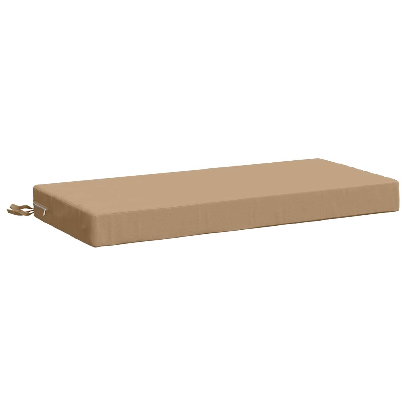 Beige rechteckiges Bodenkissen oder Matratzenauflage mit einer kleinen Stoffschleife an einem Ende, gezeigt auf weißem Hintergrund.