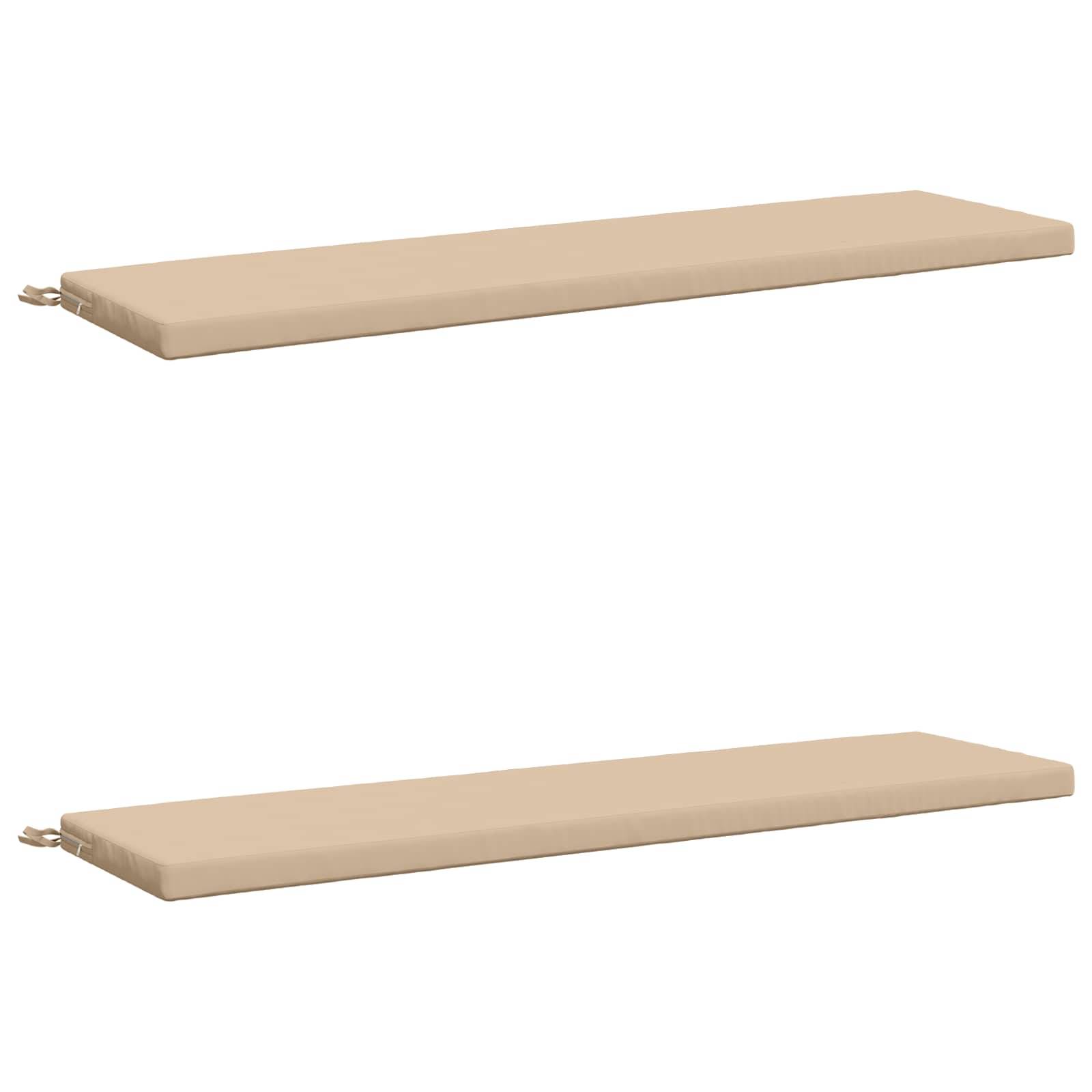 Zwei beige rechteckige Sitzkissen, die einzeln auf weißem Hintergrund gezeigt werden, jeweils mit einer kleinen Schleife an einem Ende.