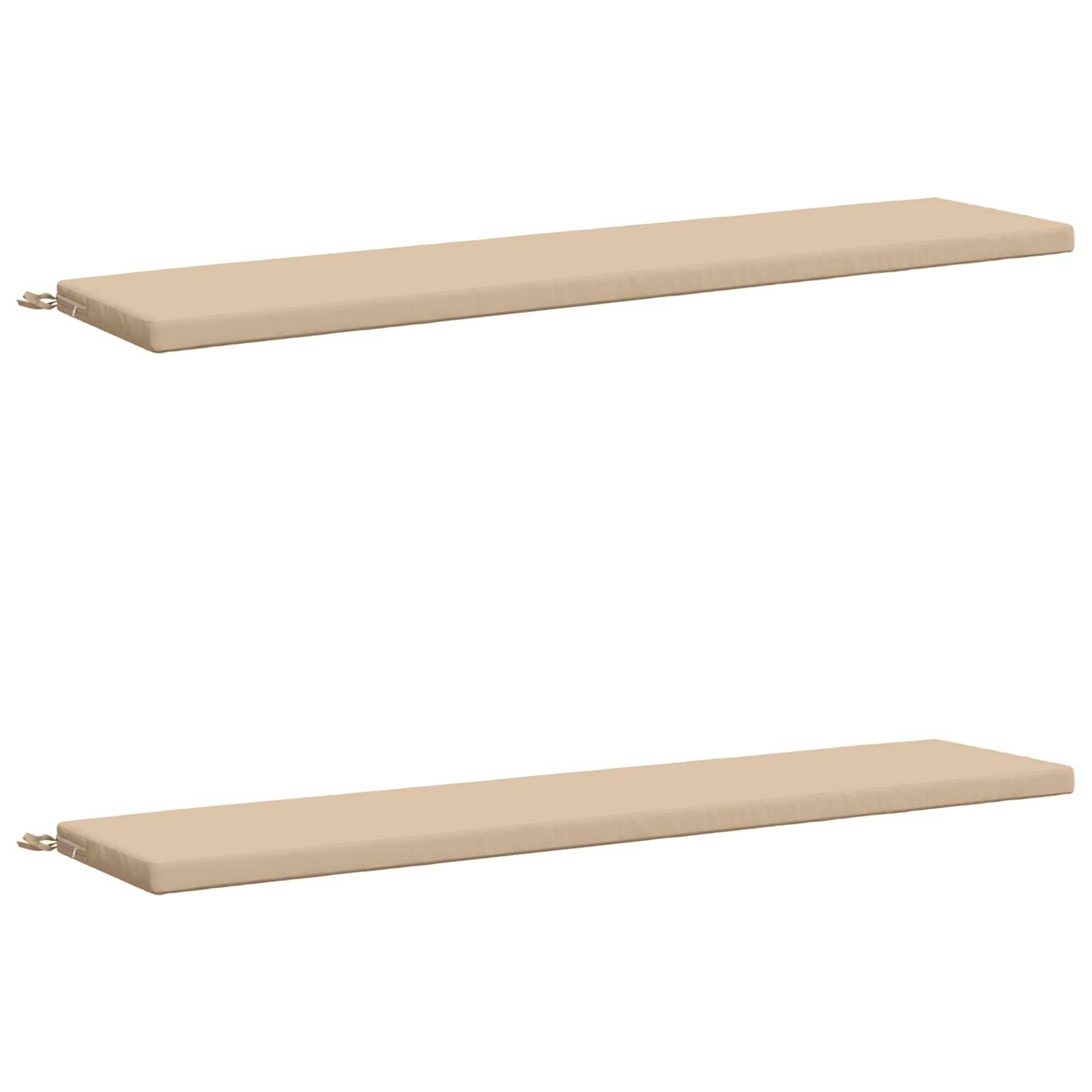 Zwei beige rechteckige Sitzkissen, separat auf weißem Hintergrund abgebildet, jeweils mit einer kleinen Metallklammer an einem Ende.