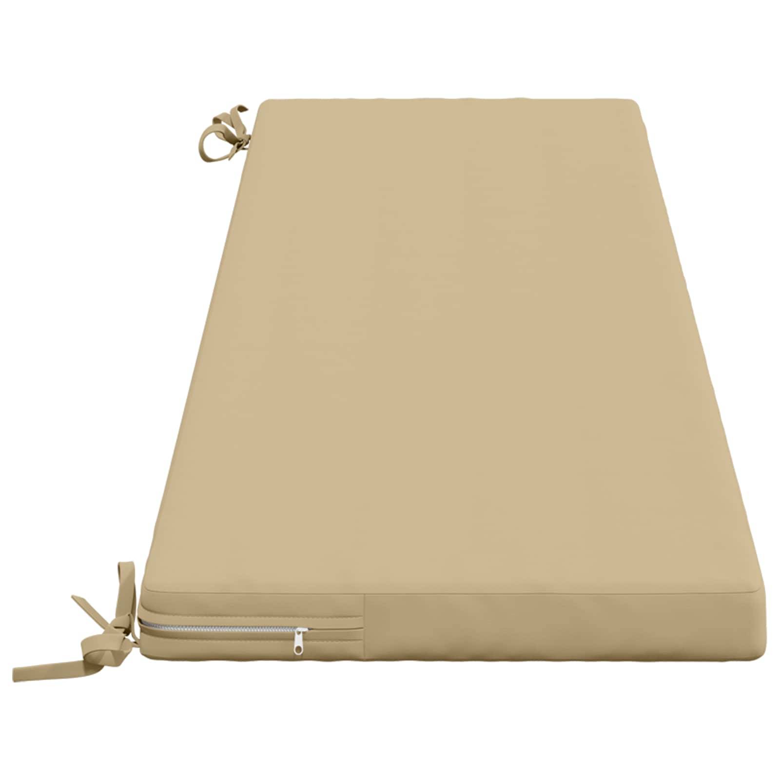 Beige, keilförmiges Kissen oder Matratze mit Reißverschluss und Bändern, auf weißem Hintergrund dargestellt.