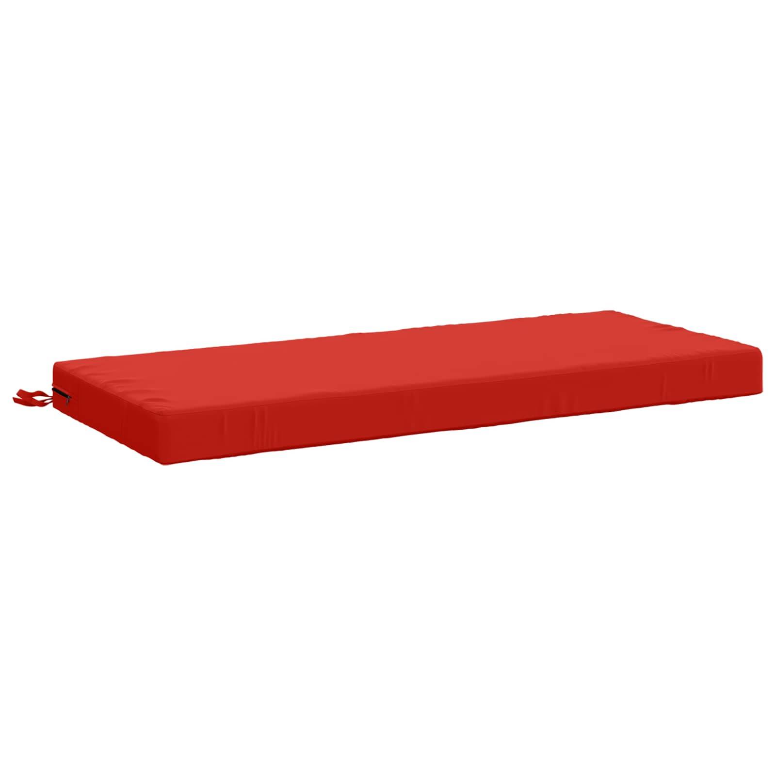 Rotes rechteckiges gepolstertes Bodenkissen oder Matte mit einer kleinen roten Schleife an einem Ende, gezeigt auf weißem Hintergrund.