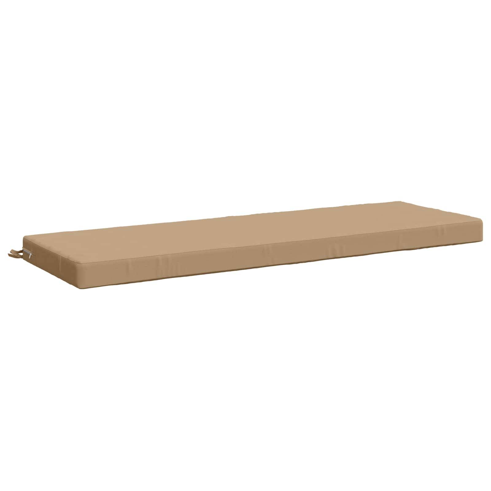 Rechteckige beige gepolsterte Matratzenauflage oder Bodenkissen mit einem kleinen Riemen an einem Ende, gezeigt auf weißem Hintergrund.