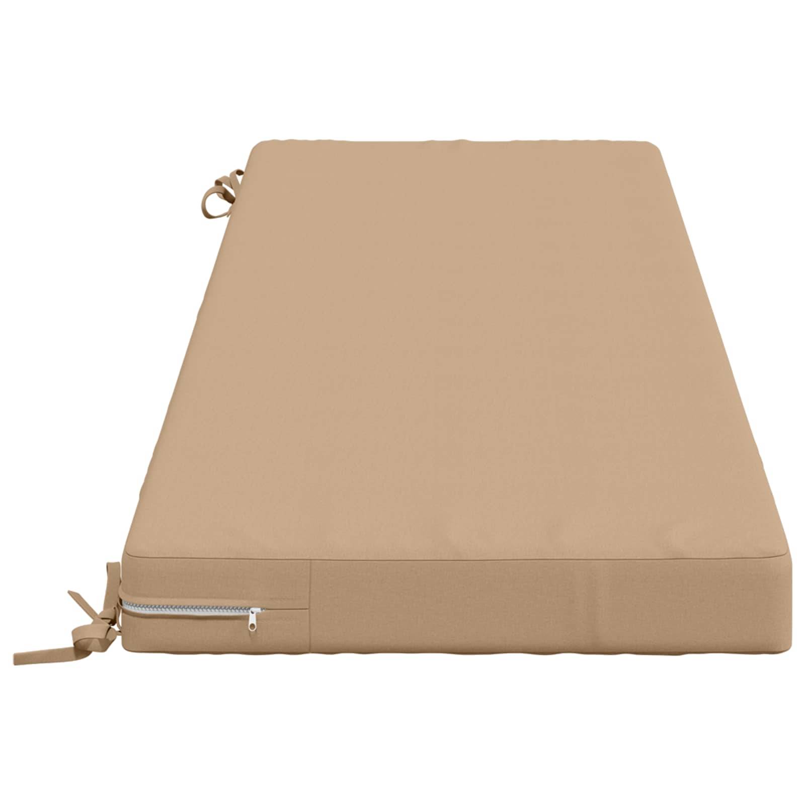 Beige rechteckiges Kissen oder Matratzenauflage mit Reißverschluss und einer kleinen Schlaufenschlaufe, gezeigt auf weißem Hintergrund.