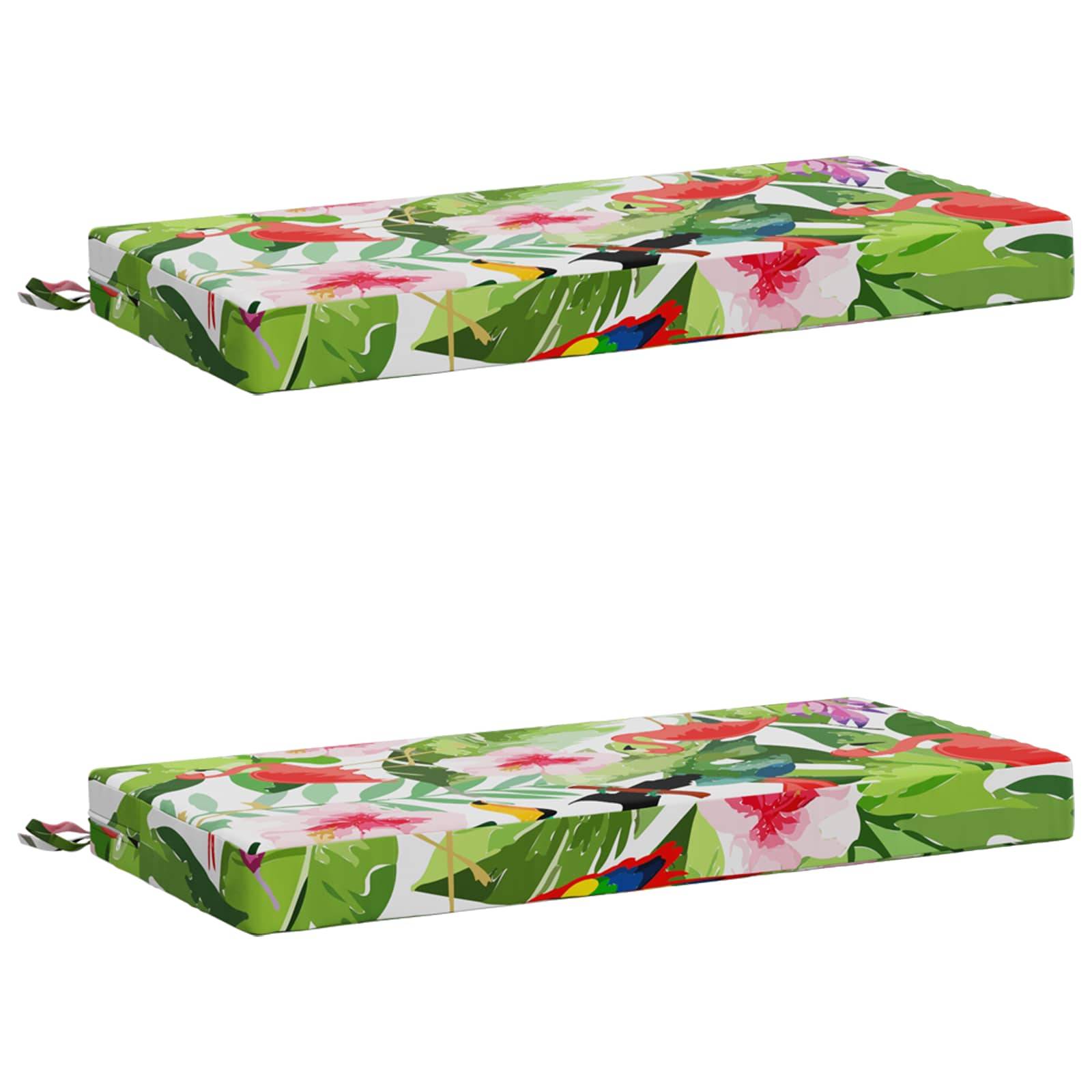 Zwei rechteckige Sitzkissen mit Blumenmuster, die separat auf weißem Hintergrund gezeigt werden und grüne Blätter sowie rosa, rote und weiße Blüten aufweisen.