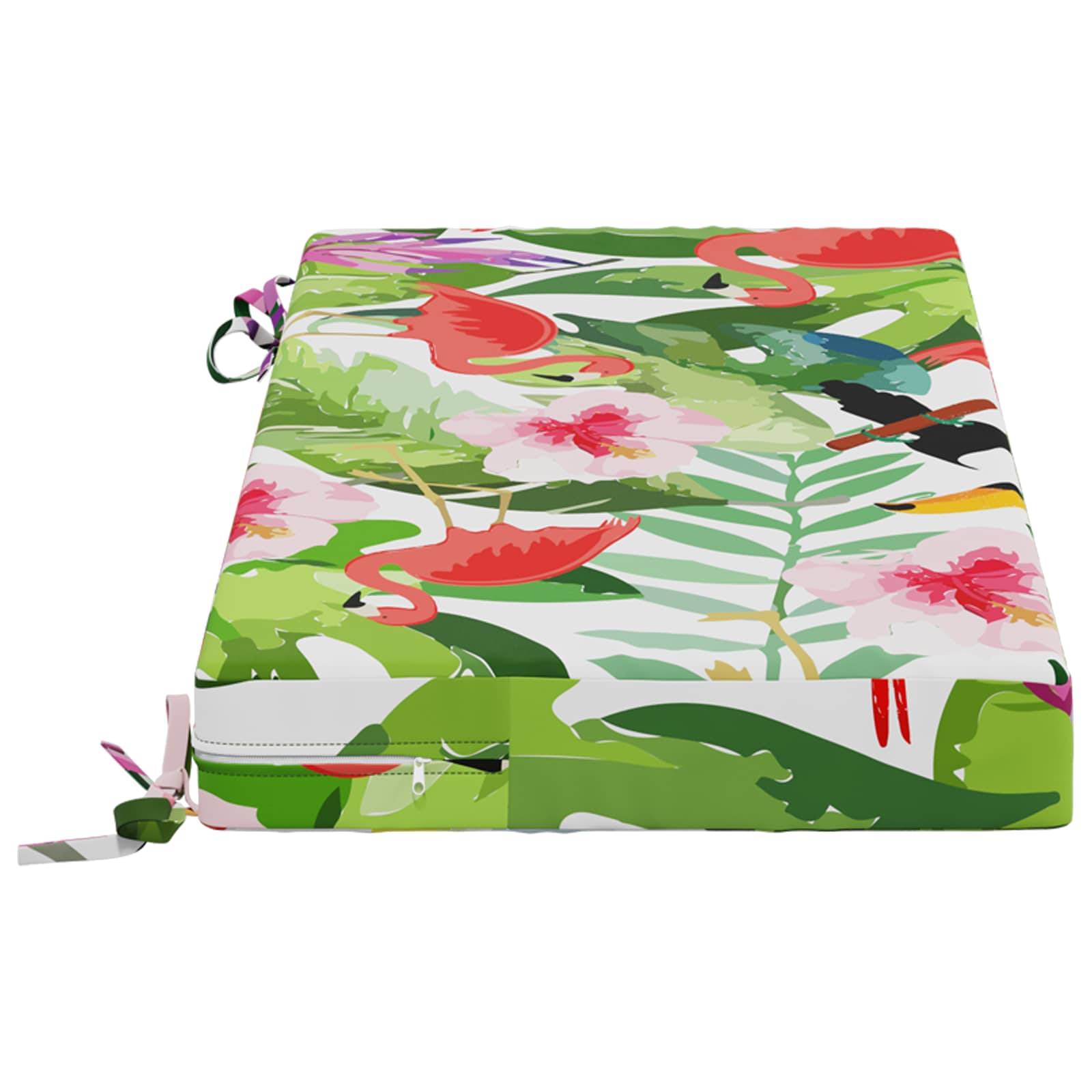 Ein grün gemustertes Kissen oder eine Matratzenauflage mit Blumenmuster, roten Flamingos und tropischen Blättern, auf weißem Hintergrund dargestellt.