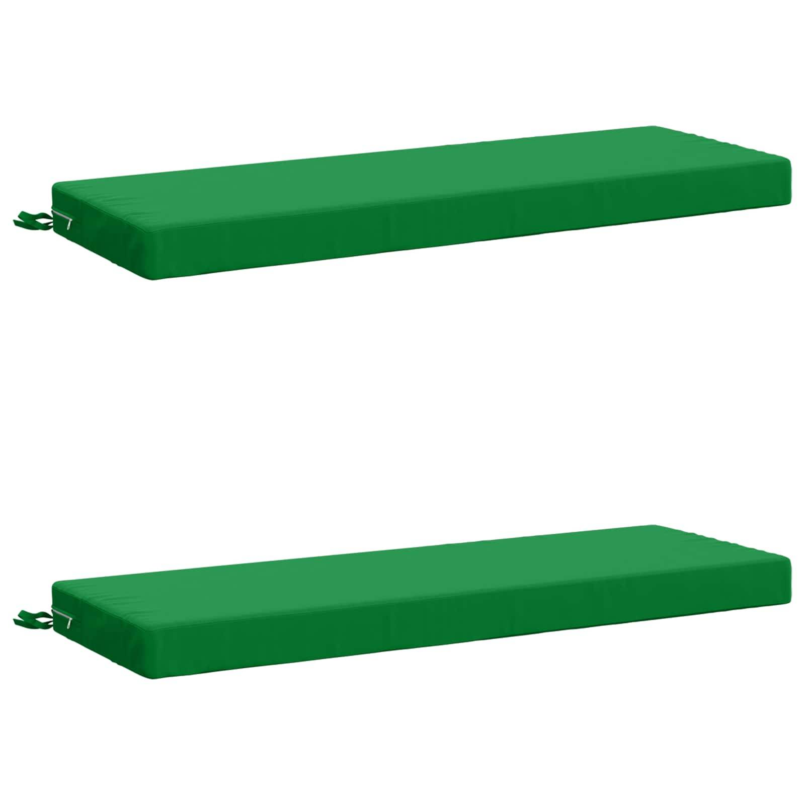 Zwei grüne rechteckige gepolsterte Matten oder Kissen, die separat auf weißem Hintergrund gezeigt werden, jeweils mit einem kleinen Riemen an einem Ende.