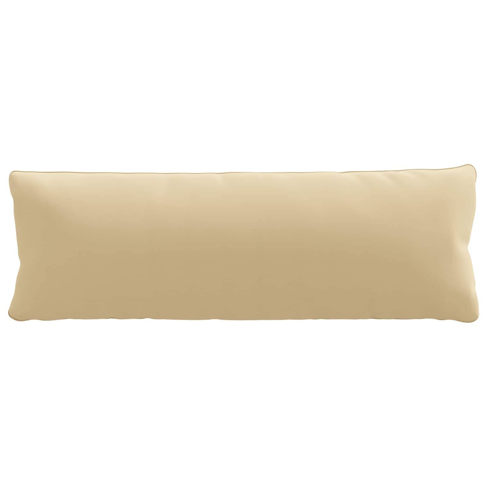 Beige rechteckiges Wurfkissen oder Dekokissen isoliert auf weißem Hintergrund.
