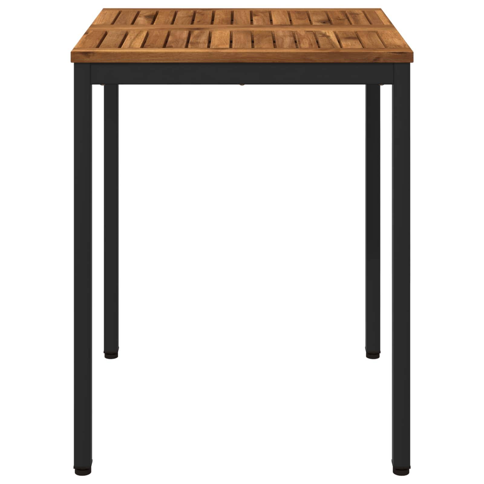 Quadratischer Außentisch mit Holzlattentop und schwarzen Metallbeinen auf weißem Hintergrund.