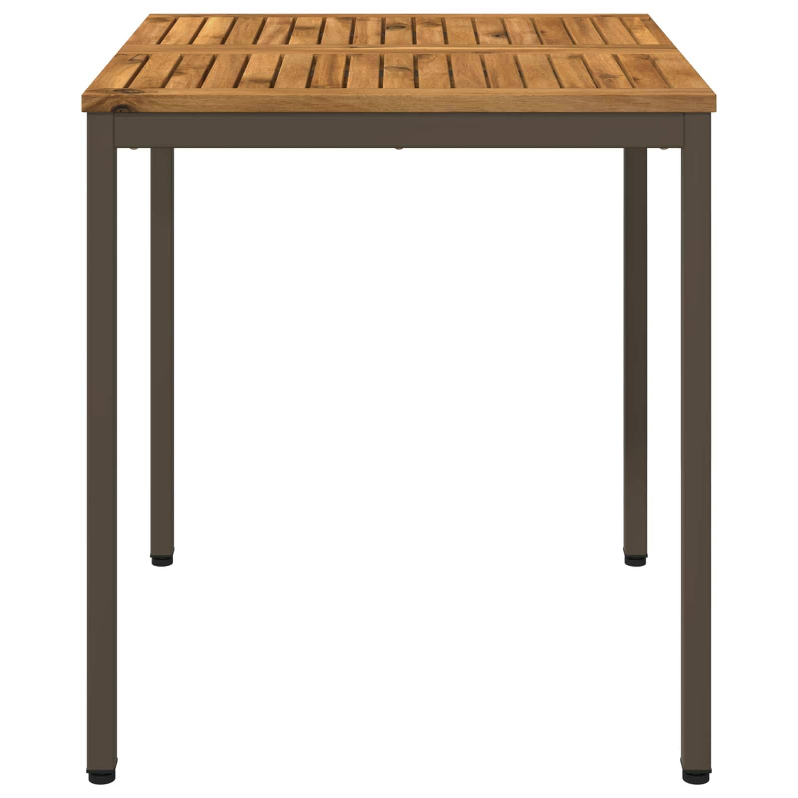 Quadratischer Patio-Tisch mit Holzplatte und vier dunklen Metallbeinen auf weißem Hintergrund.