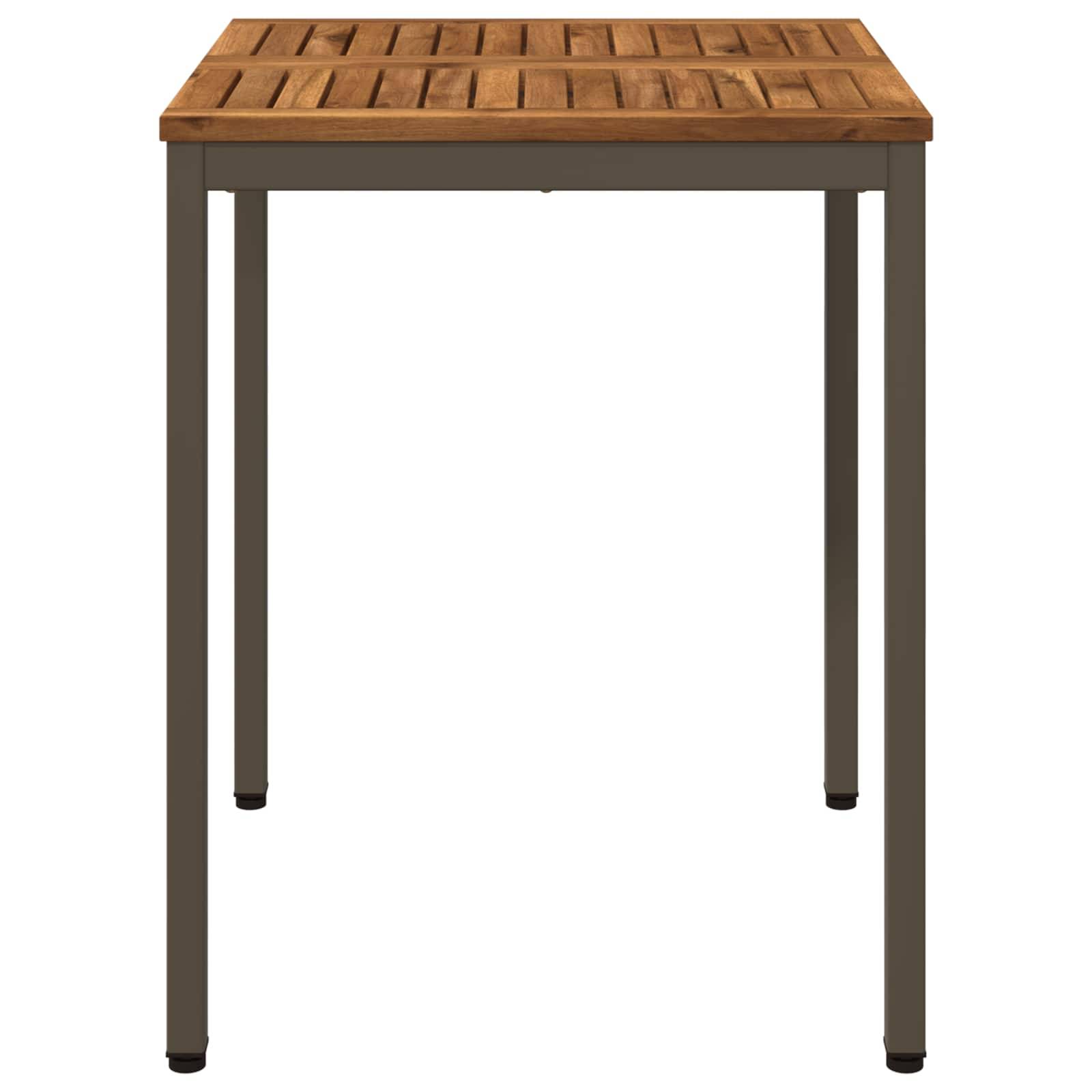 Quadratischer Holz-Patiottisch mit Lattenbrett und vier dunklen Metallbeinen auf weißem Hintergrund.