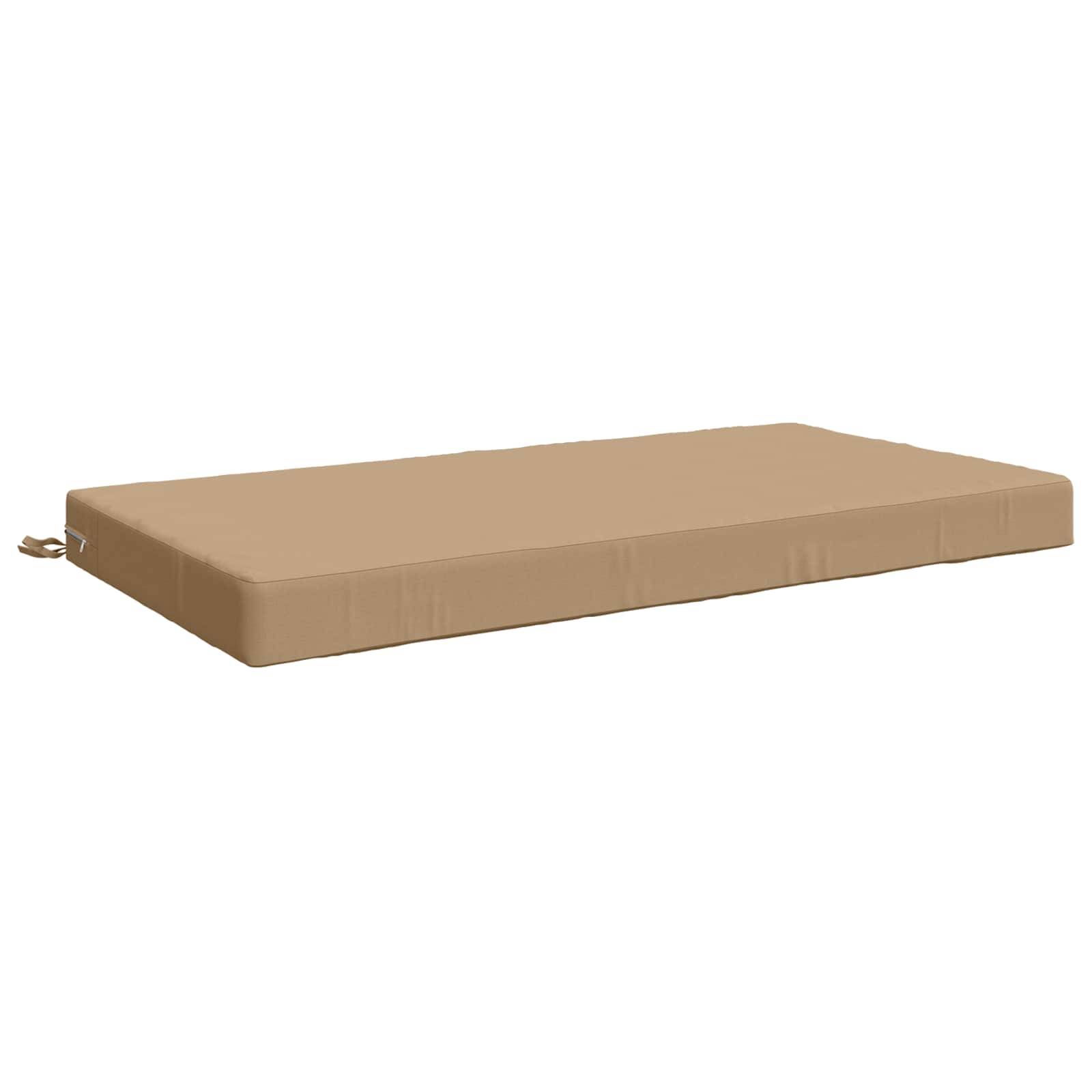 Beige rechteckiges gepolstertes Kissen oder Bodenkissen auf weißem Hintergrund, in Perspektive dargestellt mit einem kleinen Griff an einem Ende.