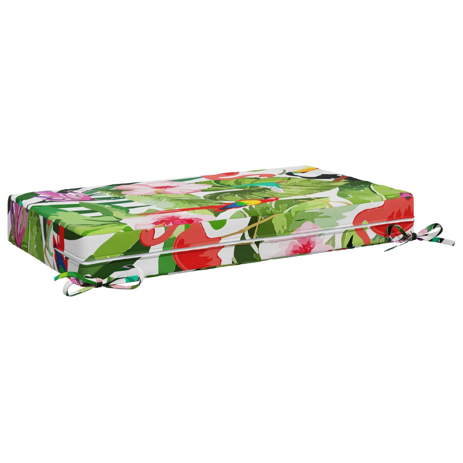 Dekorative rechteckige Geschenkbox oder Aufbewahrungsbox mit Blumenmuster und Schleifenbändern auf weißem Hintergrund.