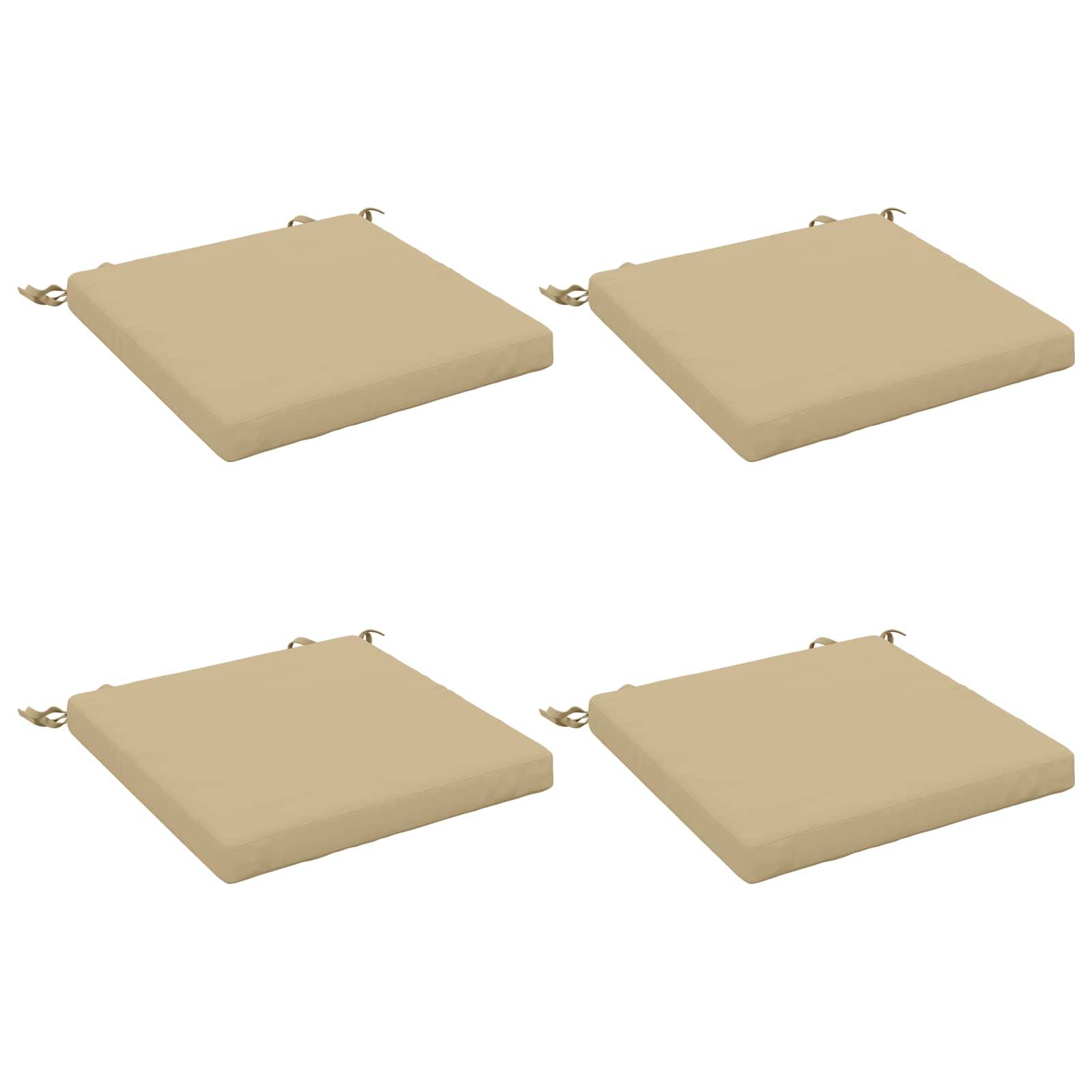 Vier beige quadratische Sitzkissen mit Bindeschnüren, isoliert auf weißem Hintergrund dargestellt.