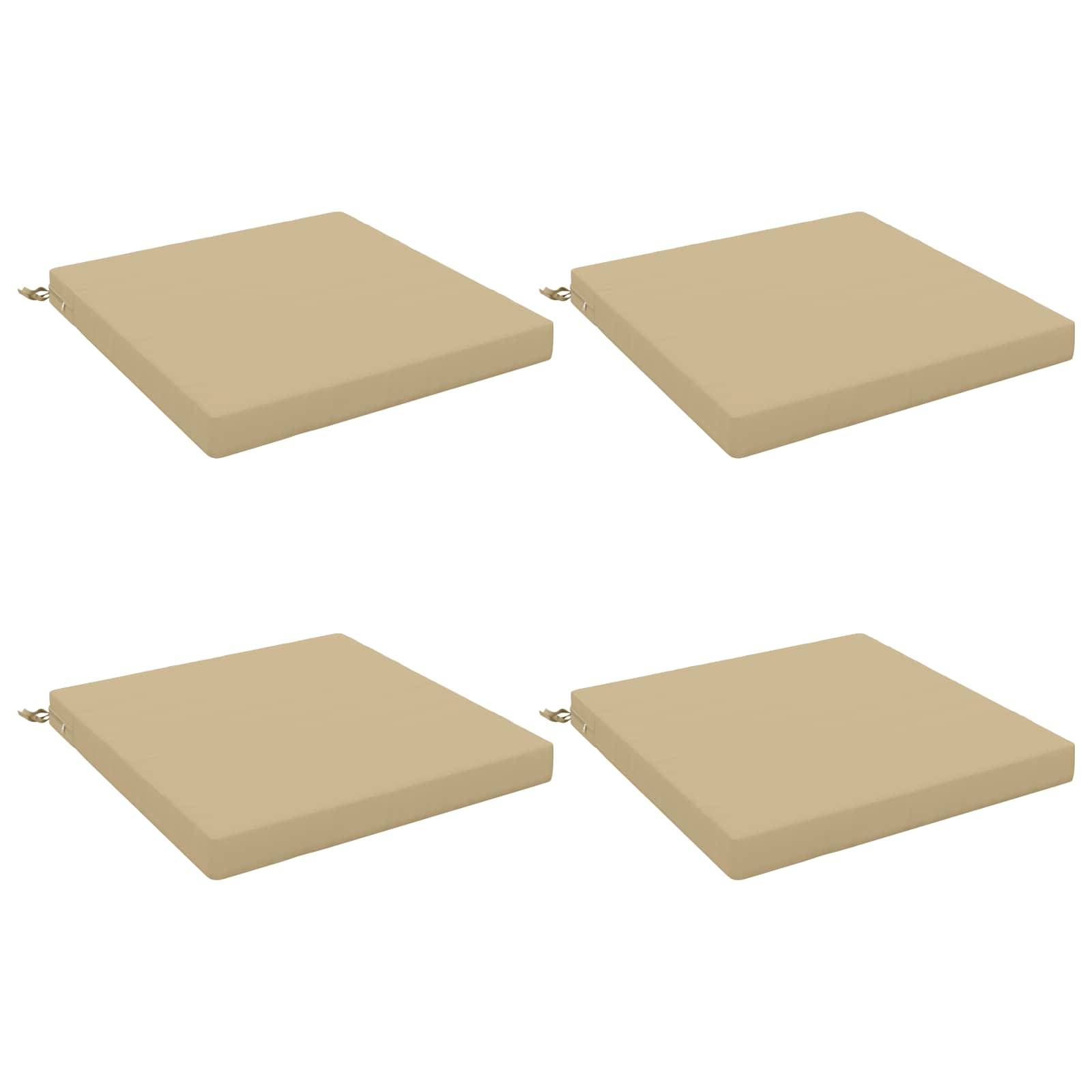 Vier beige quadratische Sitzkissen oder Bodenmatten, separat auf weißem Hintergrund gezeigt.