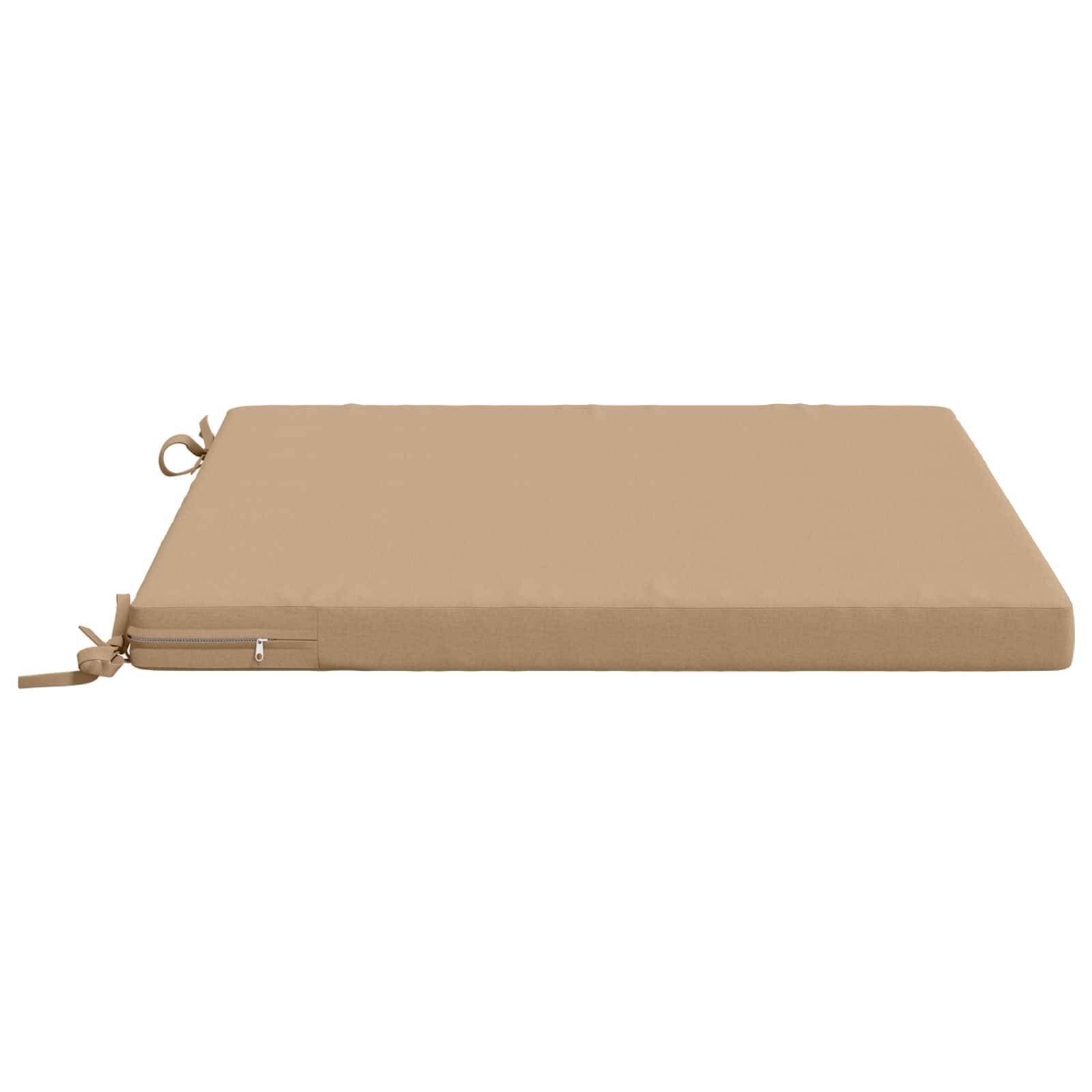 Beige rechteckiges Kissen oder Matratzenauflage mit Reißverschluss, flach auf weißem Hintergrund abgebildet.