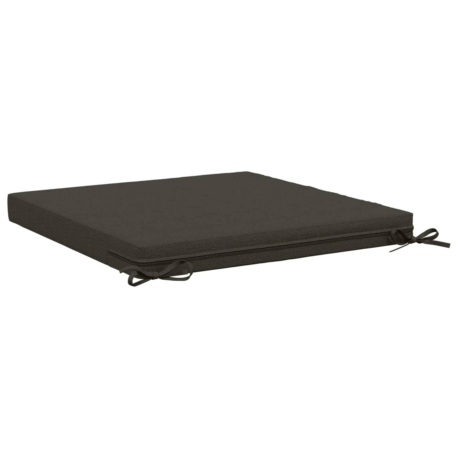 Schwarzes quadratisches Kissen oder Sitzkissen mit gebundenen Eckbändern auf weißem Hintergrund.