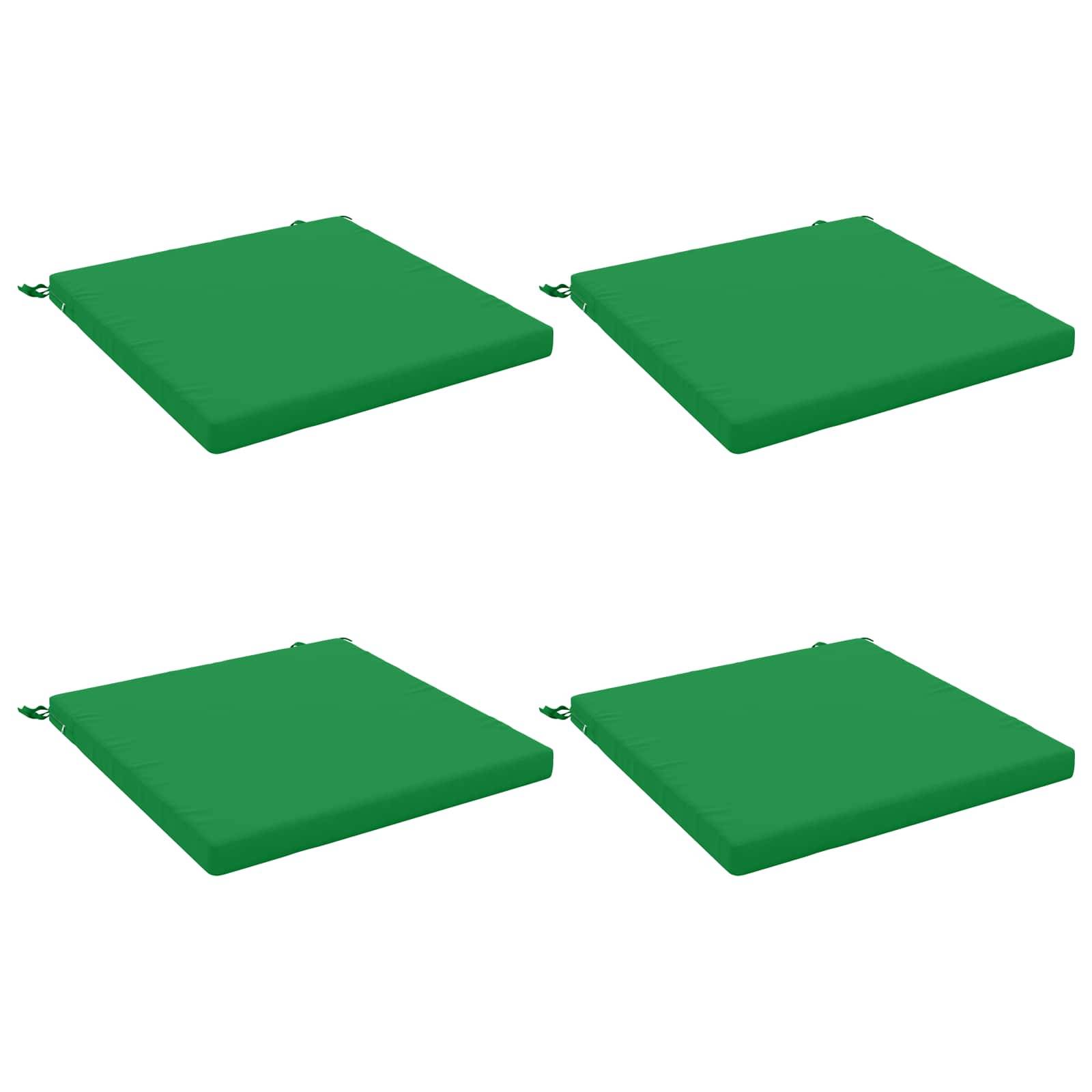 Vier grüne quadratische Bodenkissen oder Sitzkissen in einem 2x2-Raster auf weißem Hintergrund angeordnet.