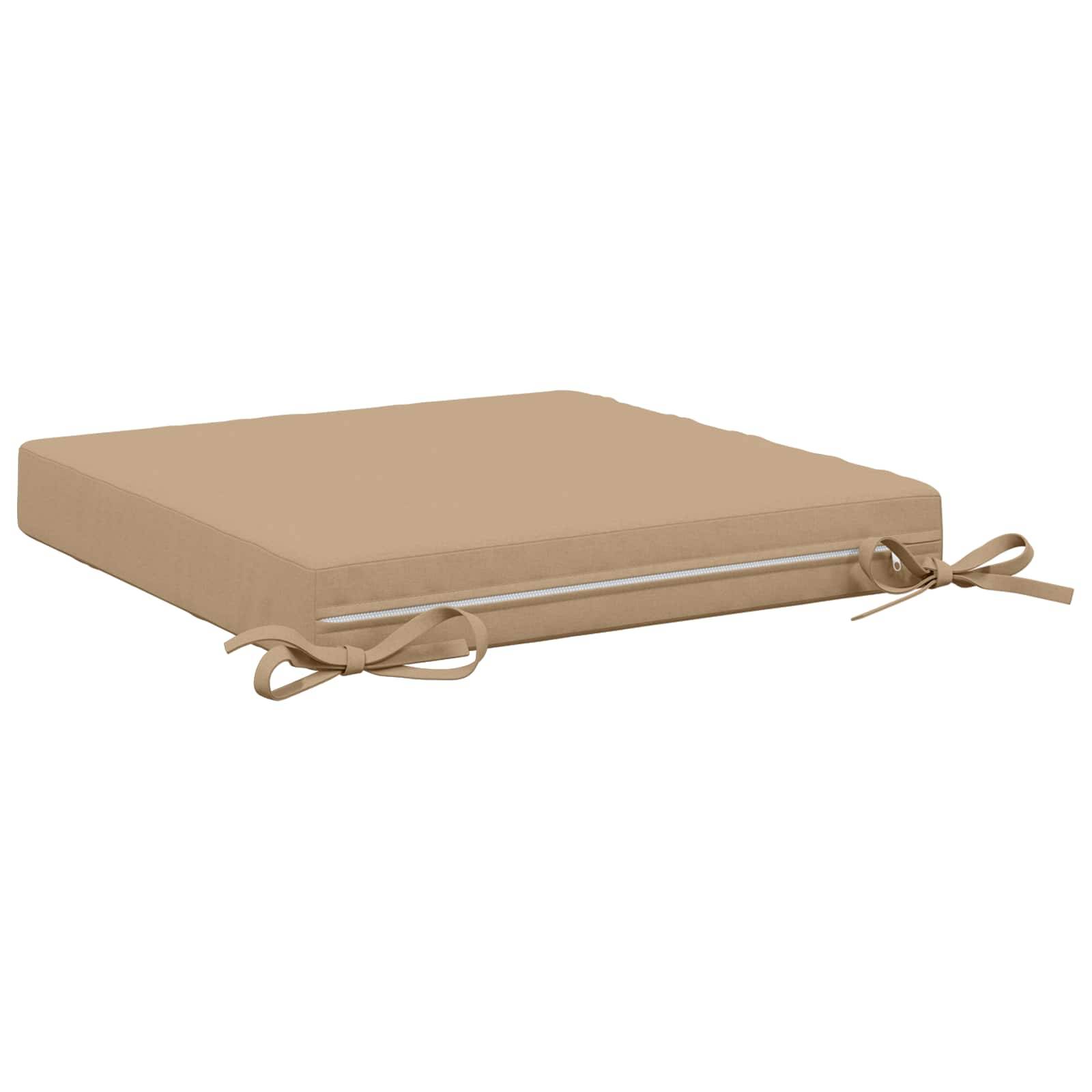 Beige quadratisches Sitzkissen mit vorderen Bändern und Reißverschluss, auf weißem Hintergrund dargestellt.