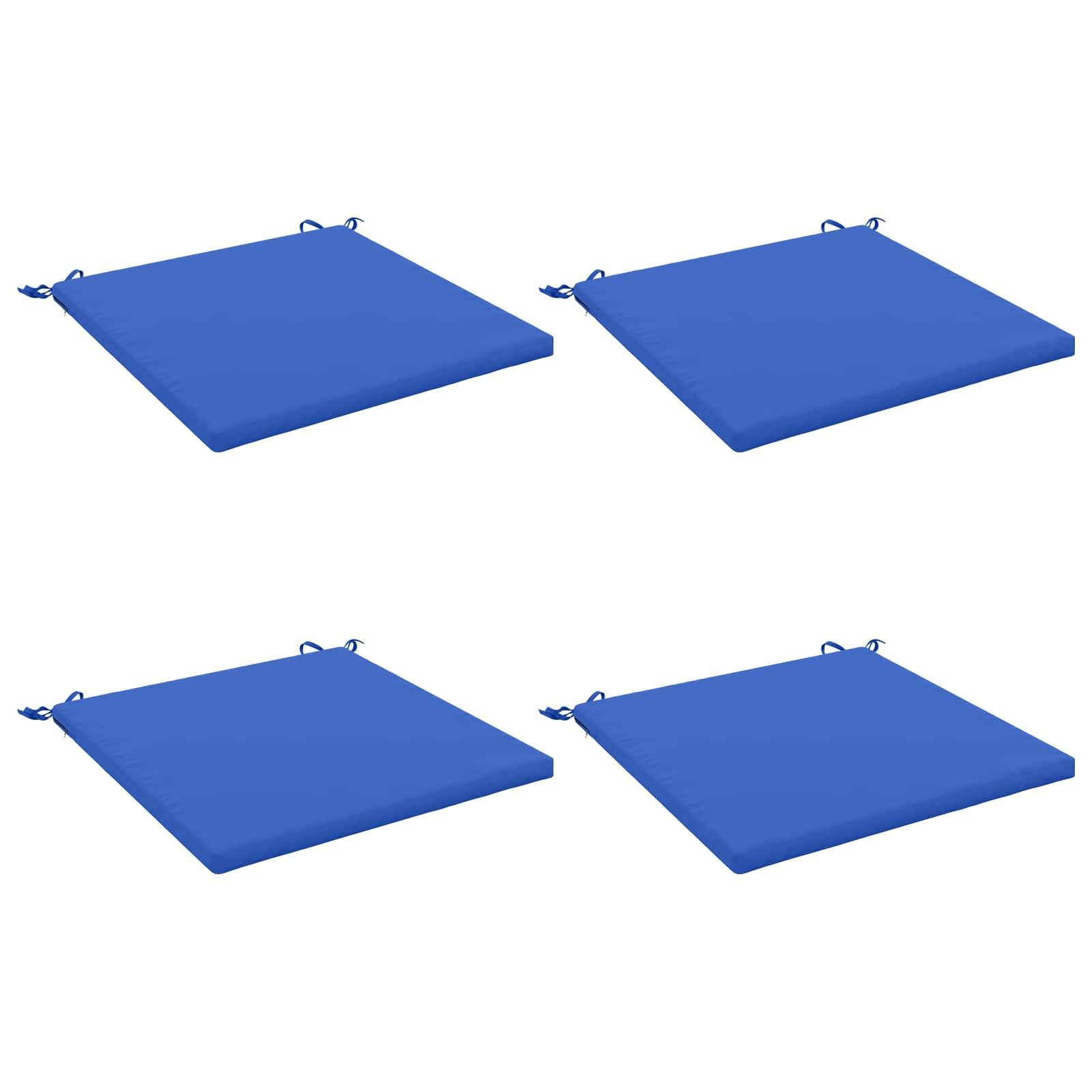 Vier blaue quadratische Sitzkissen in einem 2x2-Raster auf weißem Hintergrund angeordnet.