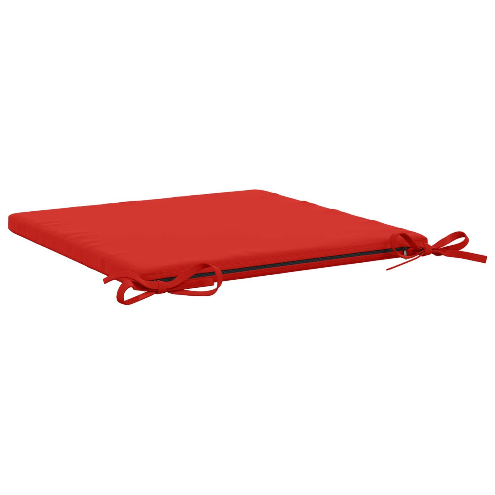 Rotes Sitzkissen für Klappstuhl oder Sitzpolster mit gebundenen Bändern auf weißem Hintergrund.