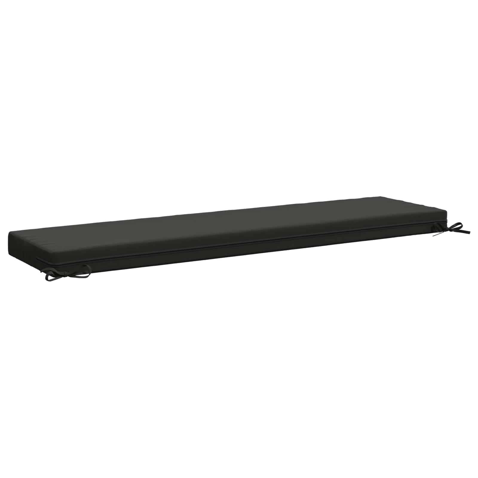 Schwarzes rechteckiges gepolstertes Kissen oder Matte mit Bindebändern, auf einfachem weißem Hintergrund gezeigt.