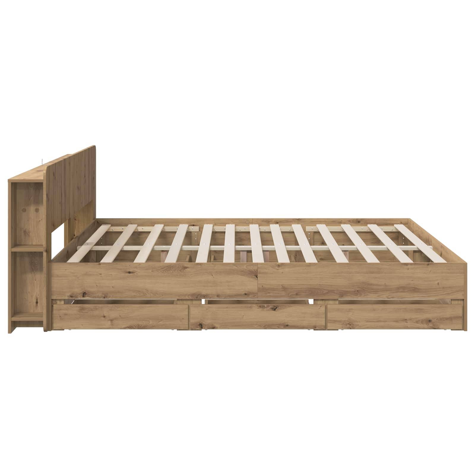 Holzbettrahmen mit Lattenrost, integriertem Seitenstauregal und drei ausziehbaren Schubladen am Fußende.