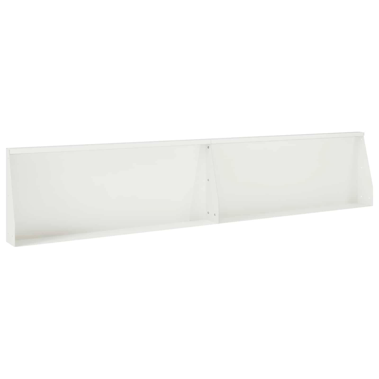 Langes weißes rechteckiges, an der Wand montiertes Panel oder Leuchte auf einfachem weißem Hintergrund.
