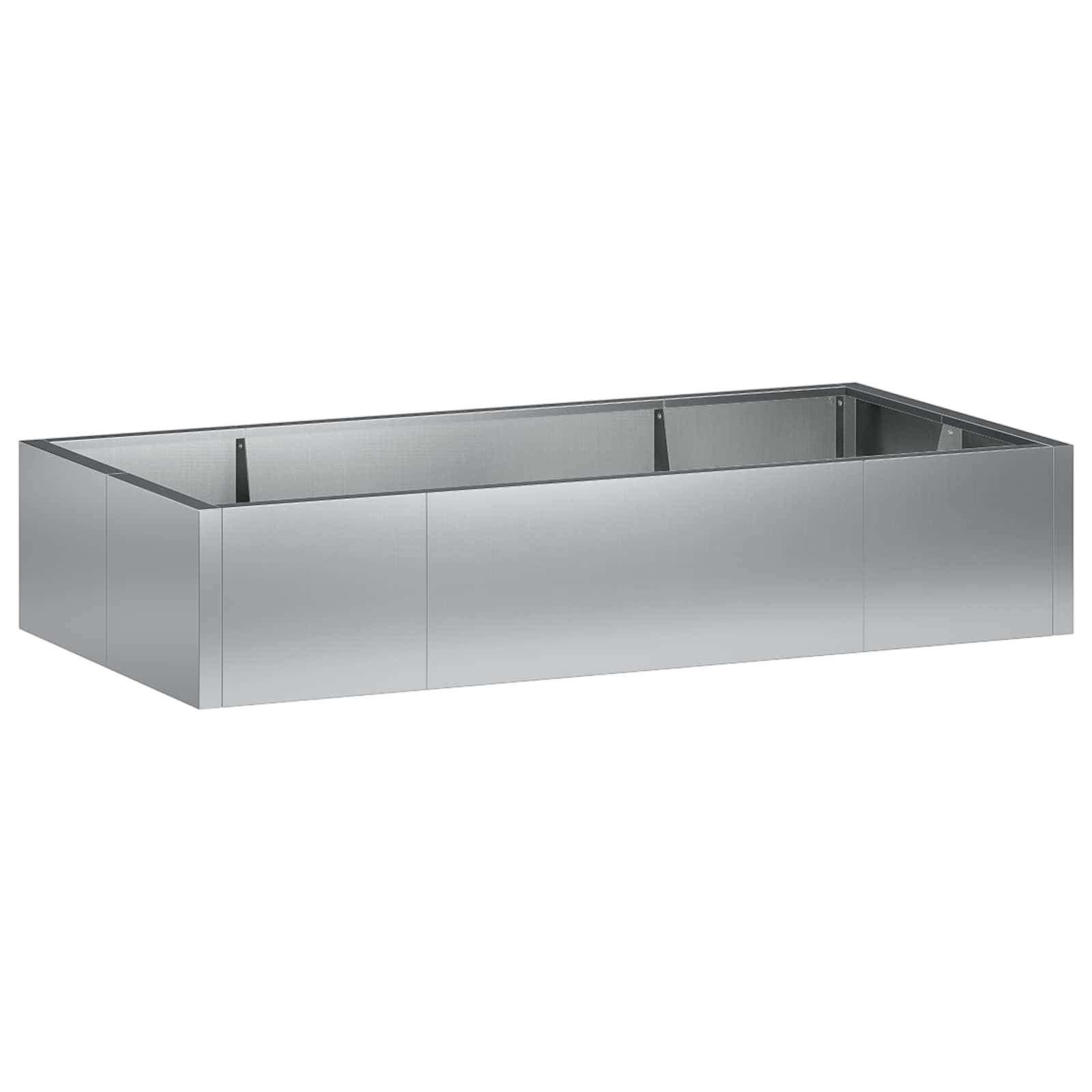 Großes leeres rechteckiges silbernes Metallgehäuse oder eine Rinne mit offener Oberseite, dargestellt in Perspektive auf weißem Hintergrund.