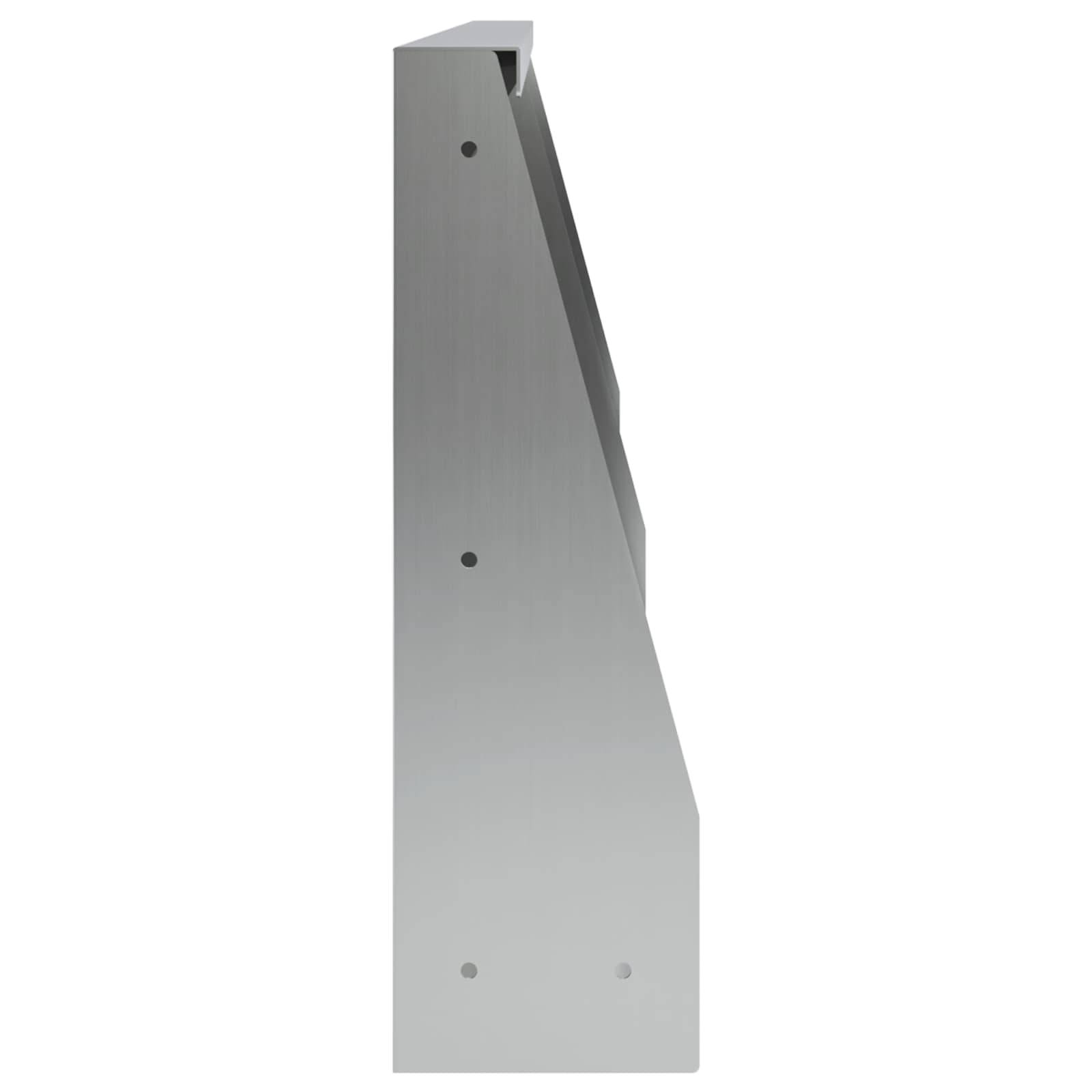 Eine hohe Halterung oder Montageplatte aus gebürstetem Metall mit schrägem Kopfteil und mehreren Bohrungen für Bolzen, dargestellt auf weißem Hintergrund.