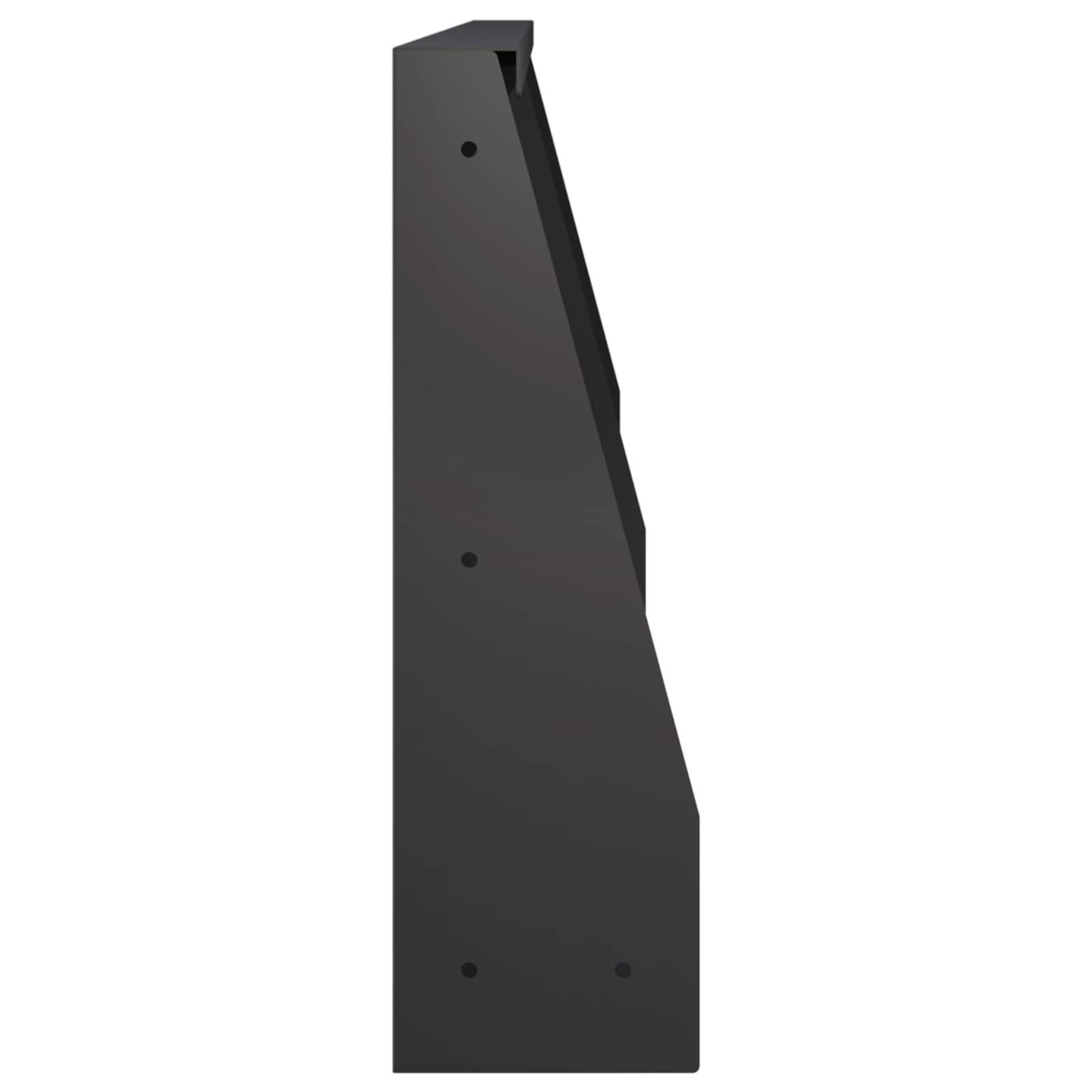 Eine hohe, schmale schwarze Metallhalterung oder ein schwarzes Metallpaneel mit abgewinkelten Kanten und vier sichtbaren Befestigungslöchern, isoliert auf weißem Hintergrund dargestellt.