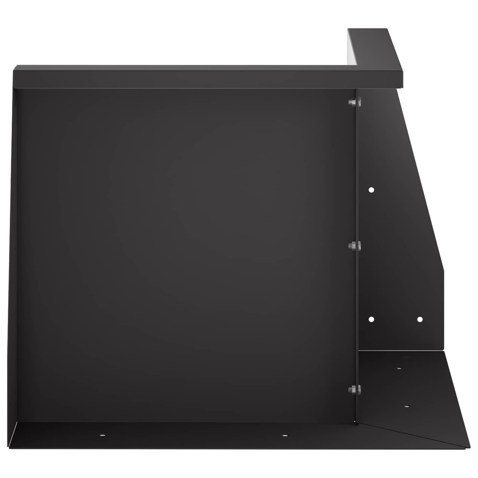 Schwarze metallische kastenfömige Einhausung oder Halterung mit klappbarem Seitenpaneel, Frontöffnung und geneigter Stützbasis auf weißem Hintergrund.