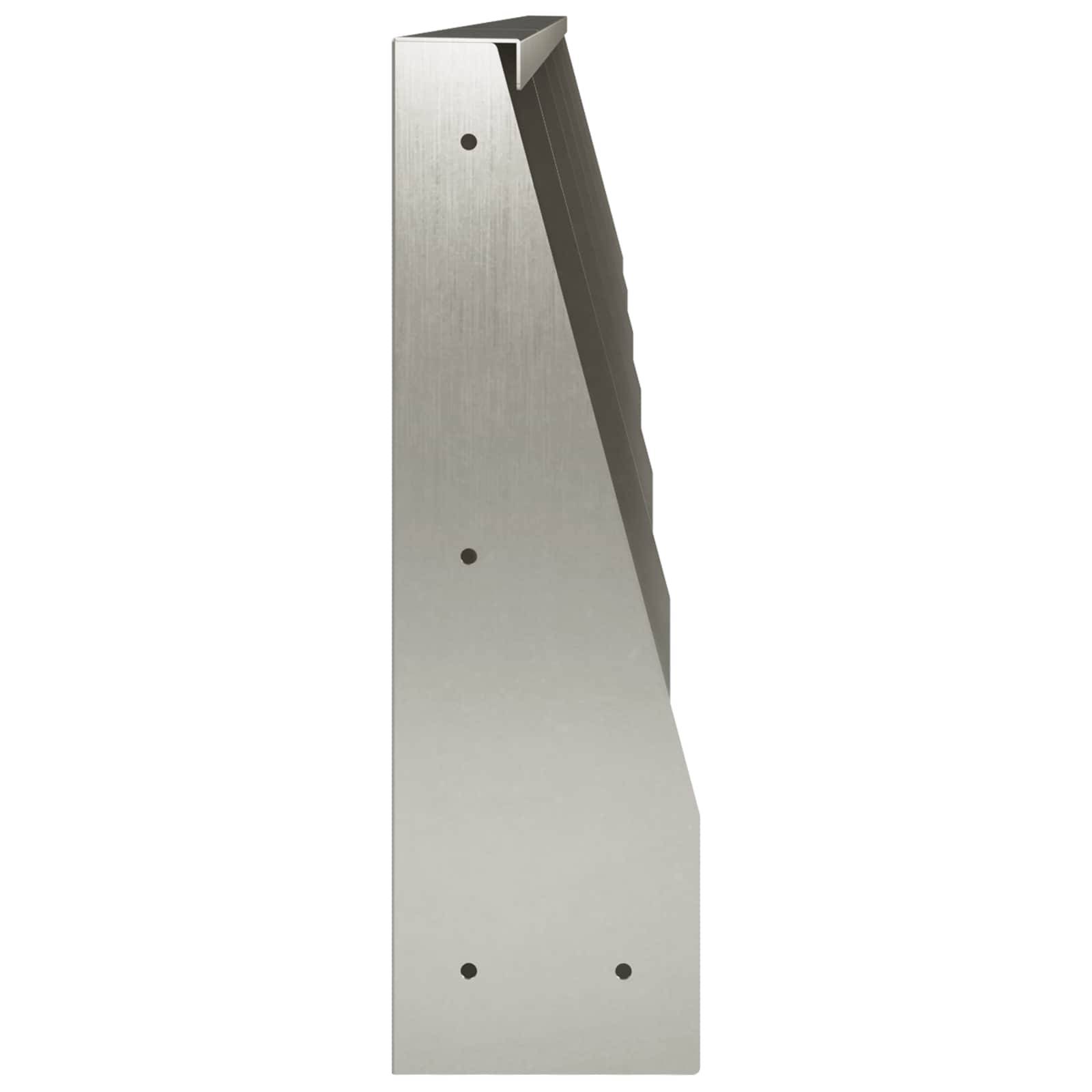 Hohle gebürstete Metallhalterung oder Klinge mit drei Befestigungslöchern, isoliert auf weißem Hintergrund dargestellt.