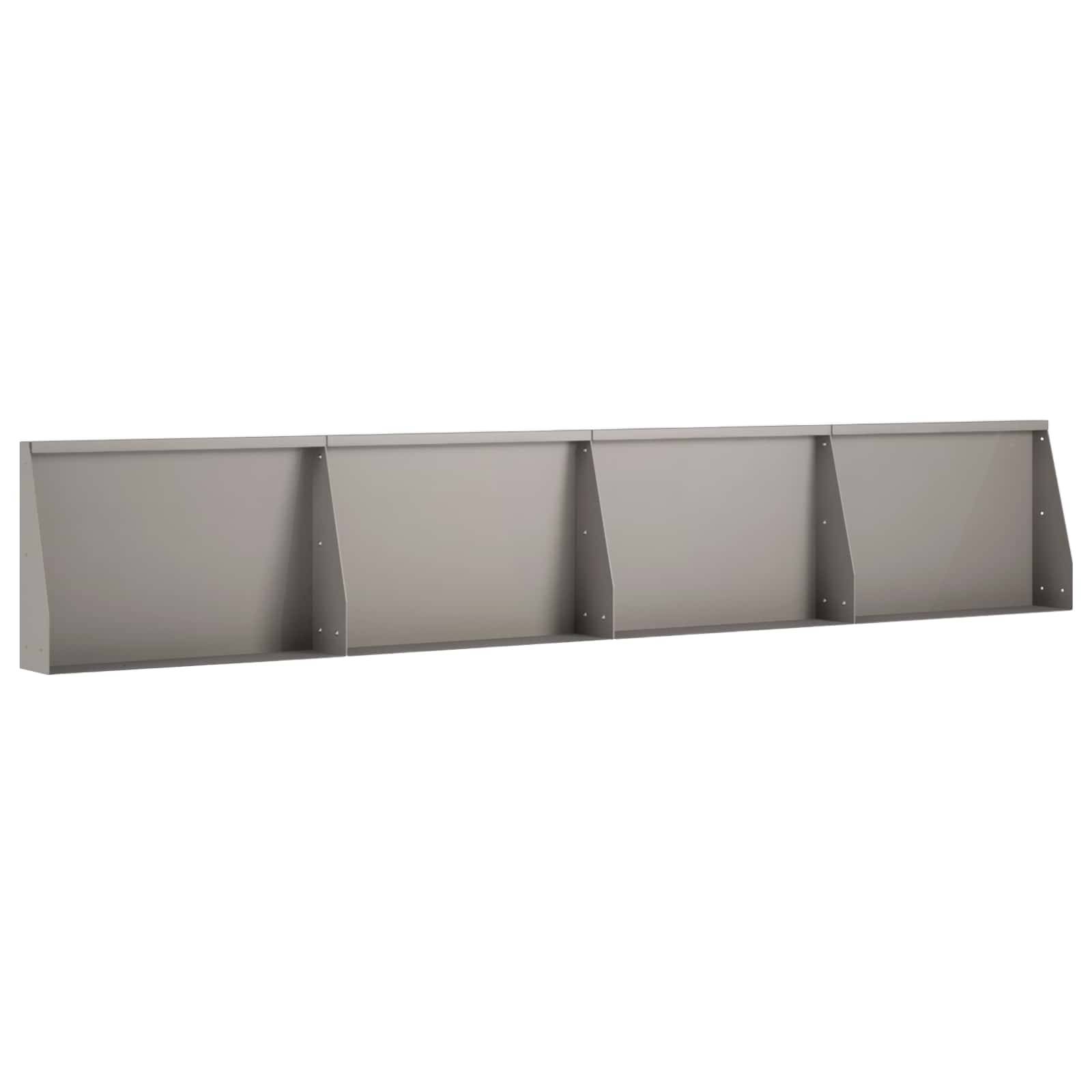 Lange grau metallische wandmontierte Regalleiste mit vier offenen Fächern auf weißem Hintergrund.