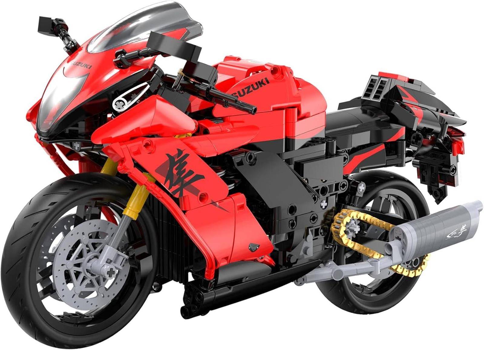 Rot-schwarzes Suzuki-Sportmotorrad, das in einem studioähnlichen Produktbild vor weißem Hintergrund aus der Front-Links-Perspektive dargestellt ist.
