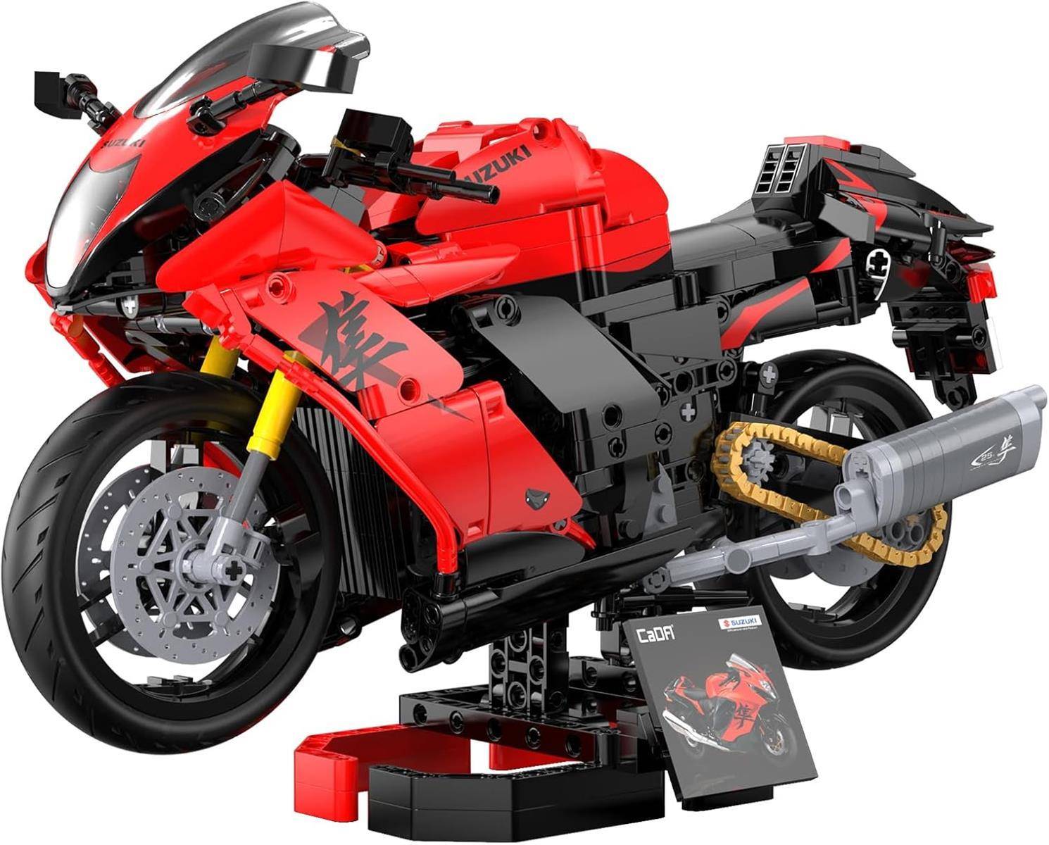 Rot-schwarzes Suzuki-Sportmotorrad-Modell auf einem Ständer ausgestellt, in einer Seitenansicht mit sichtbaren Details und einer kleinen Produktkarte darunter gezeigt.