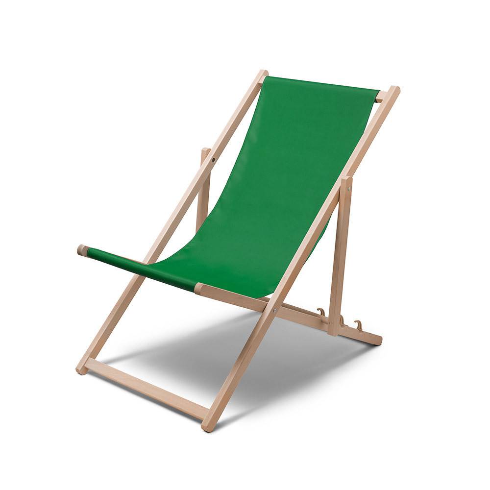 Grüner Stoffdeckstuhl mit hellem Holzgestell auf weißem Hintergrund.