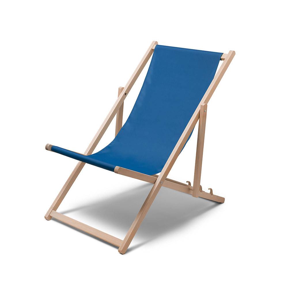 Blau-weißer Klappstuhl aus Holz mit verstellbarem Hängesitz auf weißem Hintergrund.