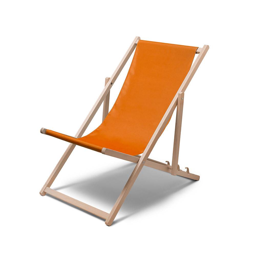 Orangefarbener Stoff-Liegestuhl mit hellem Holzrahmen, vor weißem Hintergrund abgebildet.