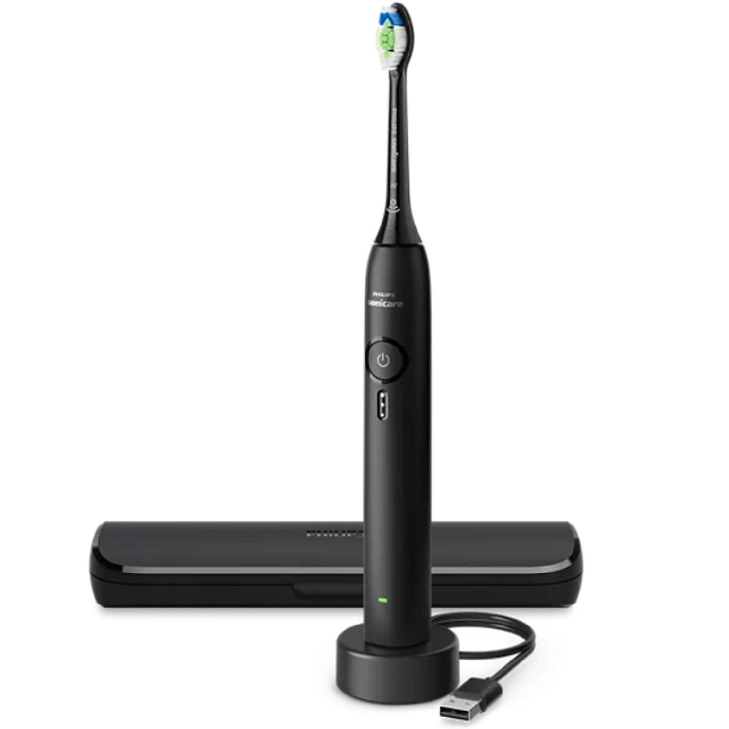 Schwarze elektrische Zahnbürste, die auf einer Ladestation steht, mit einem Reiseetui dahinter und einem USB-Ladekabel davor.