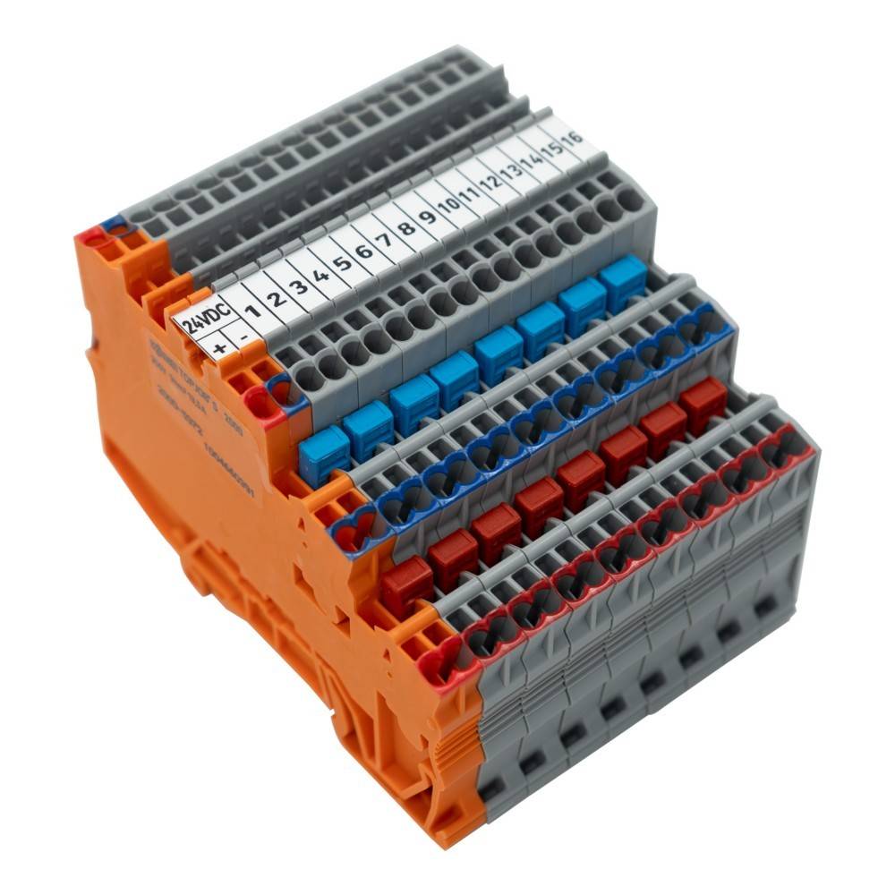 Ein industrielles Elektroklemmenblock mit nummerierten Anschlussöffnungen für Drähte und farbigen Steckverbindern, in einer Nahaufnahme auf weißem Hintergrund dargestellt.