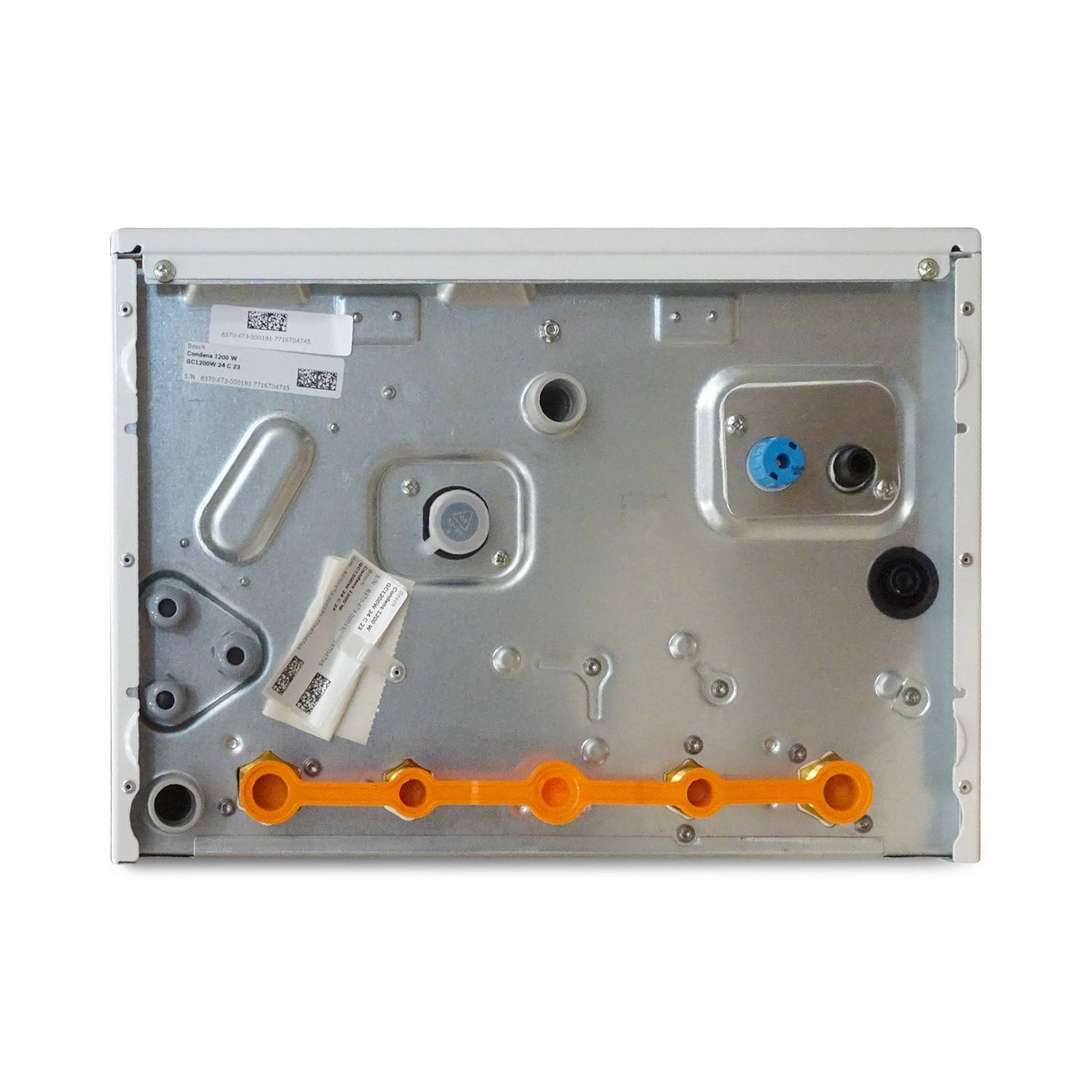 Metallisches Gerättrückenblech mit Anschlüssen, Öffnungen und einem orangefarbenen Kunststoffstreifen entlang des unteren Bereichs; Etiketten und Beschläge sind sichtbar.