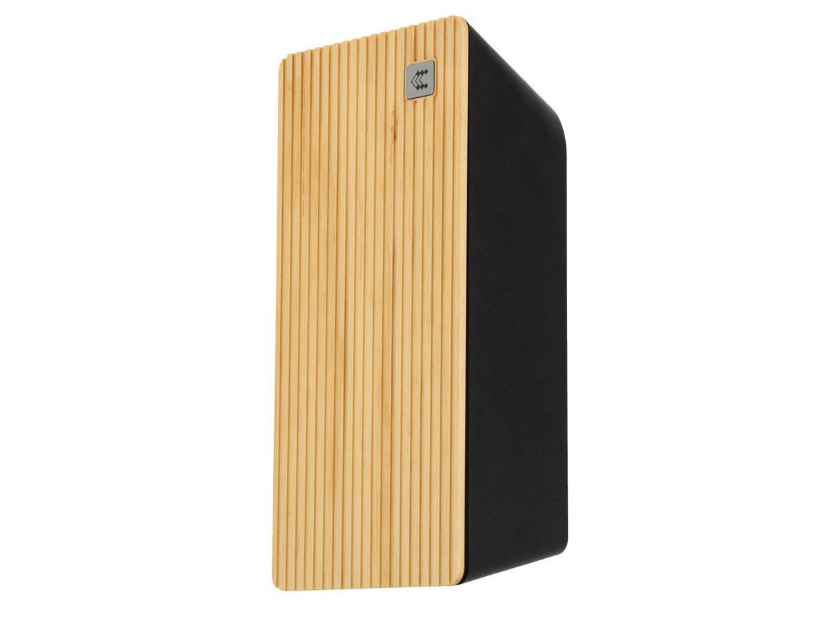 Ein hohes rechteckiges Wandlautsprechersystem oder Akustikpanel aus Holz und Schwarz mit vertikalen Lamellen, isoliert auf weißem Hintergrund dargestellt.